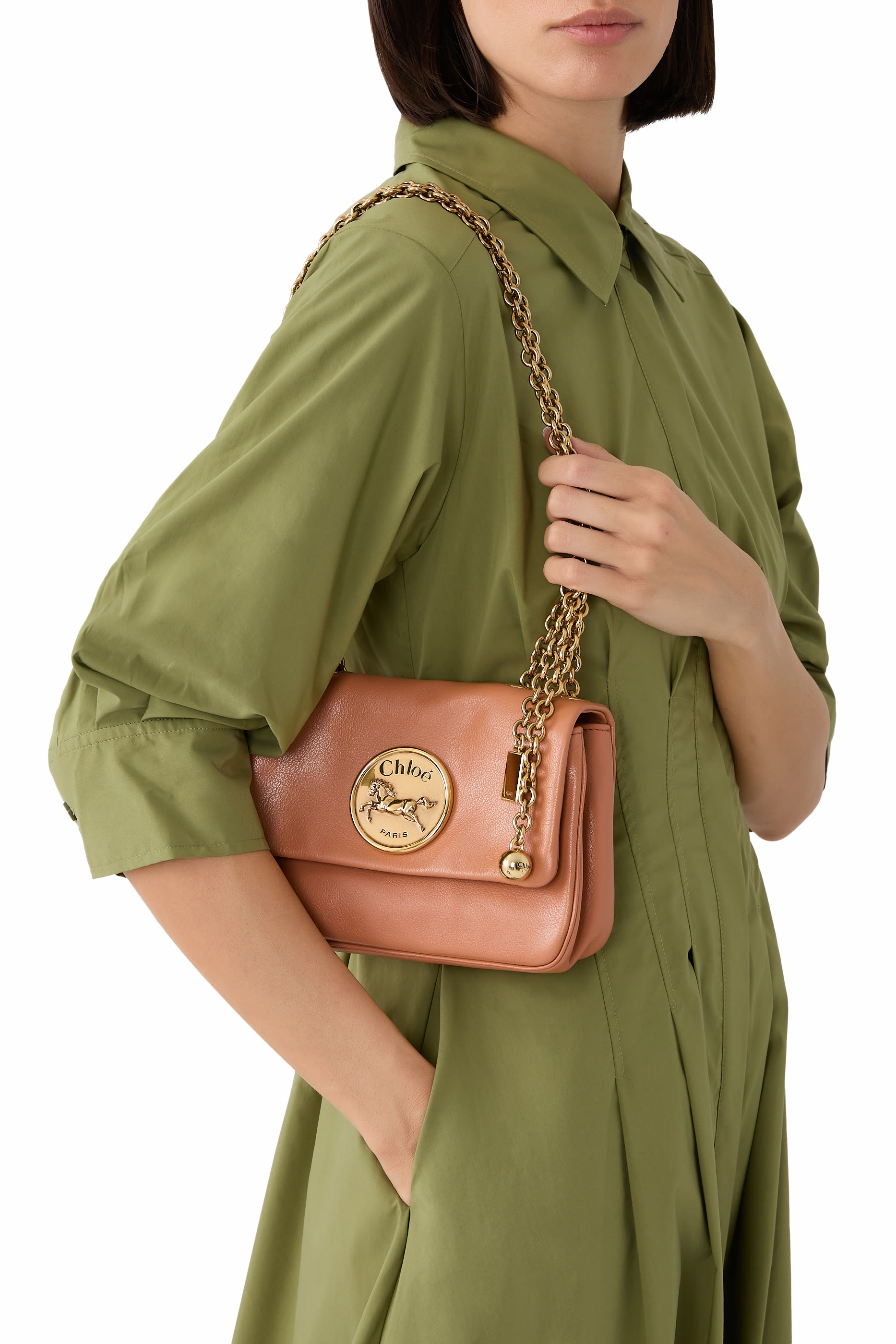 حقيبة كتف صغيرة بشعار الماركة