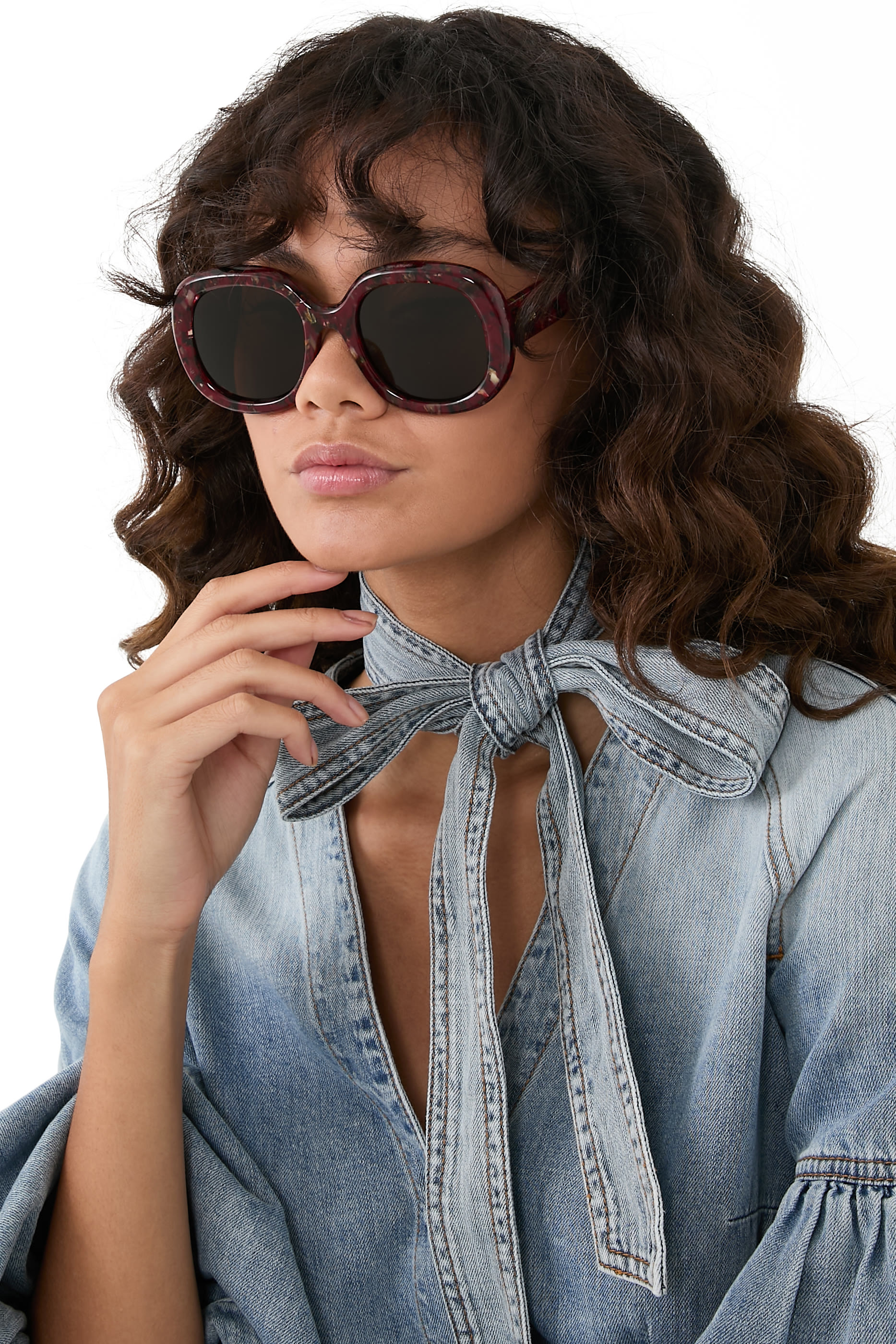 نظارة شمسية بإطار مستدير وشعار الماركة