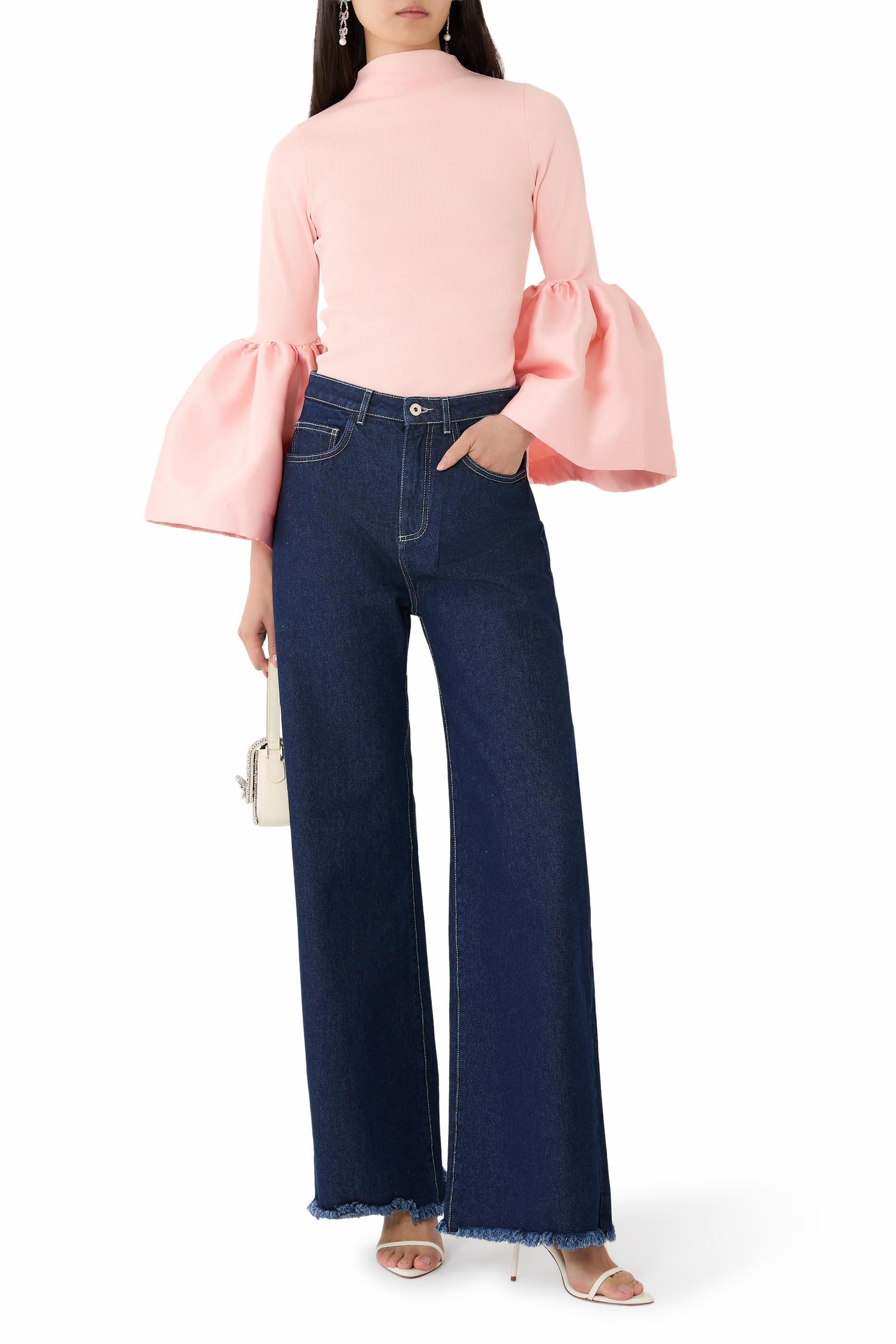 بلوزة بياقة عالية وأكمام منفوخة