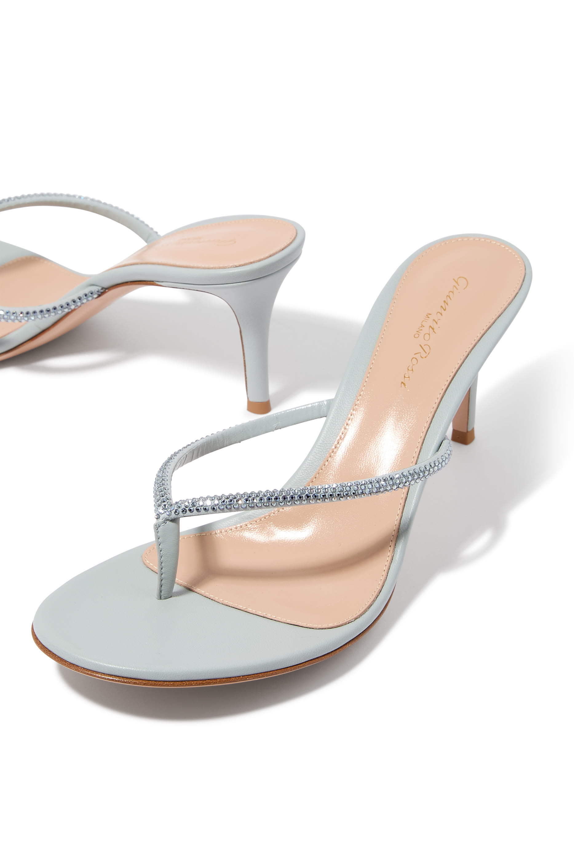 صندل 70 بسيور بنمط ثونغ مرصع بأحجار الراين