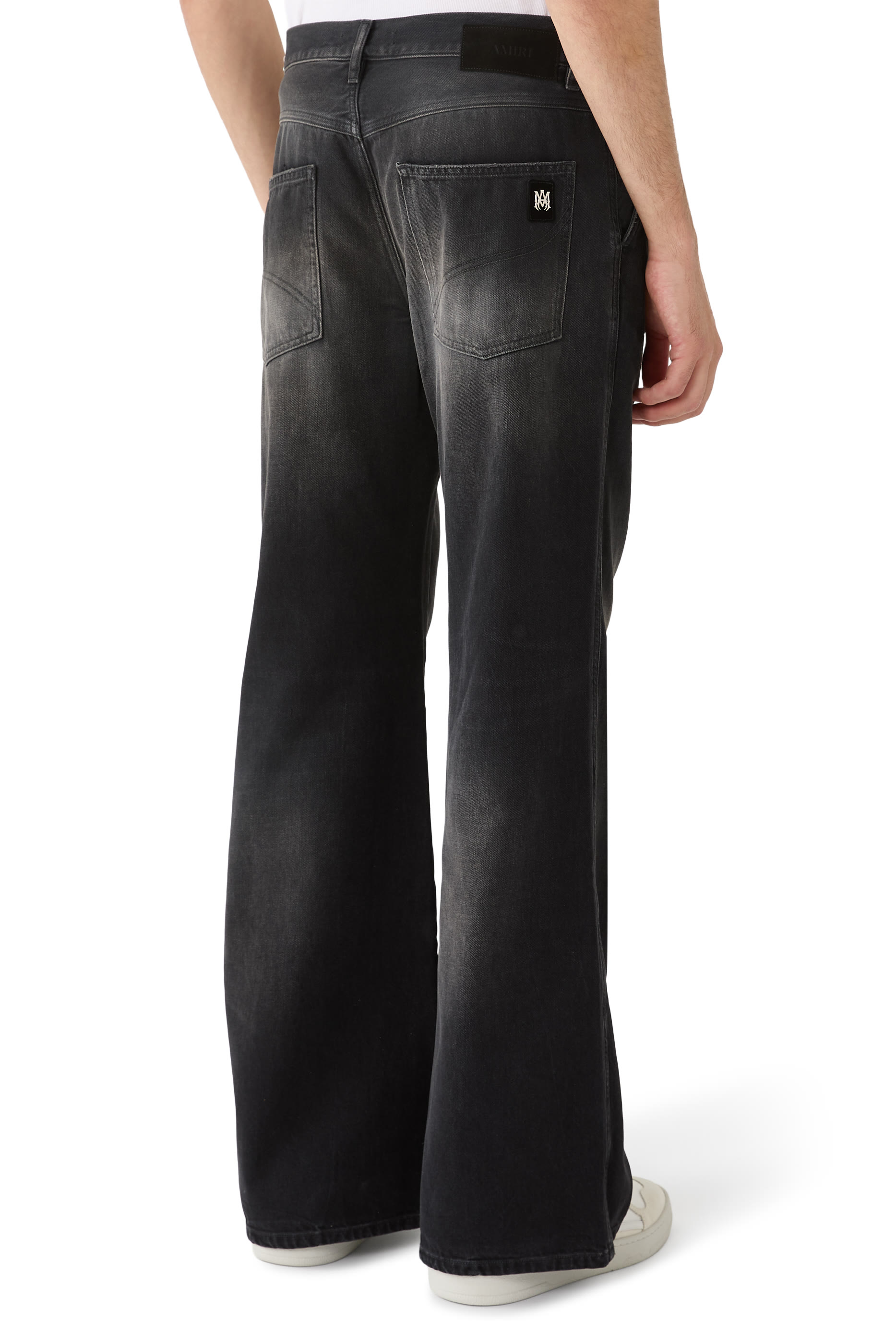 بنطال جينز بقصة واسعة من الأسفل