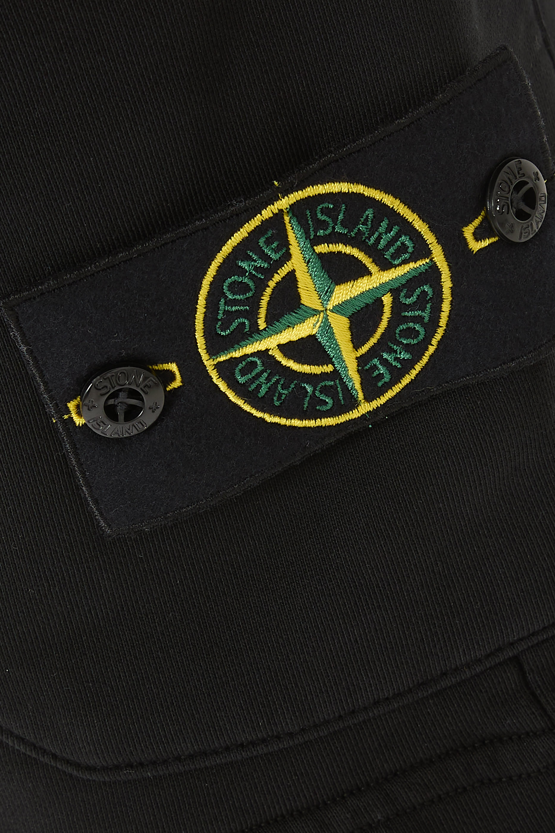 شورت برمودا بقصة عادية