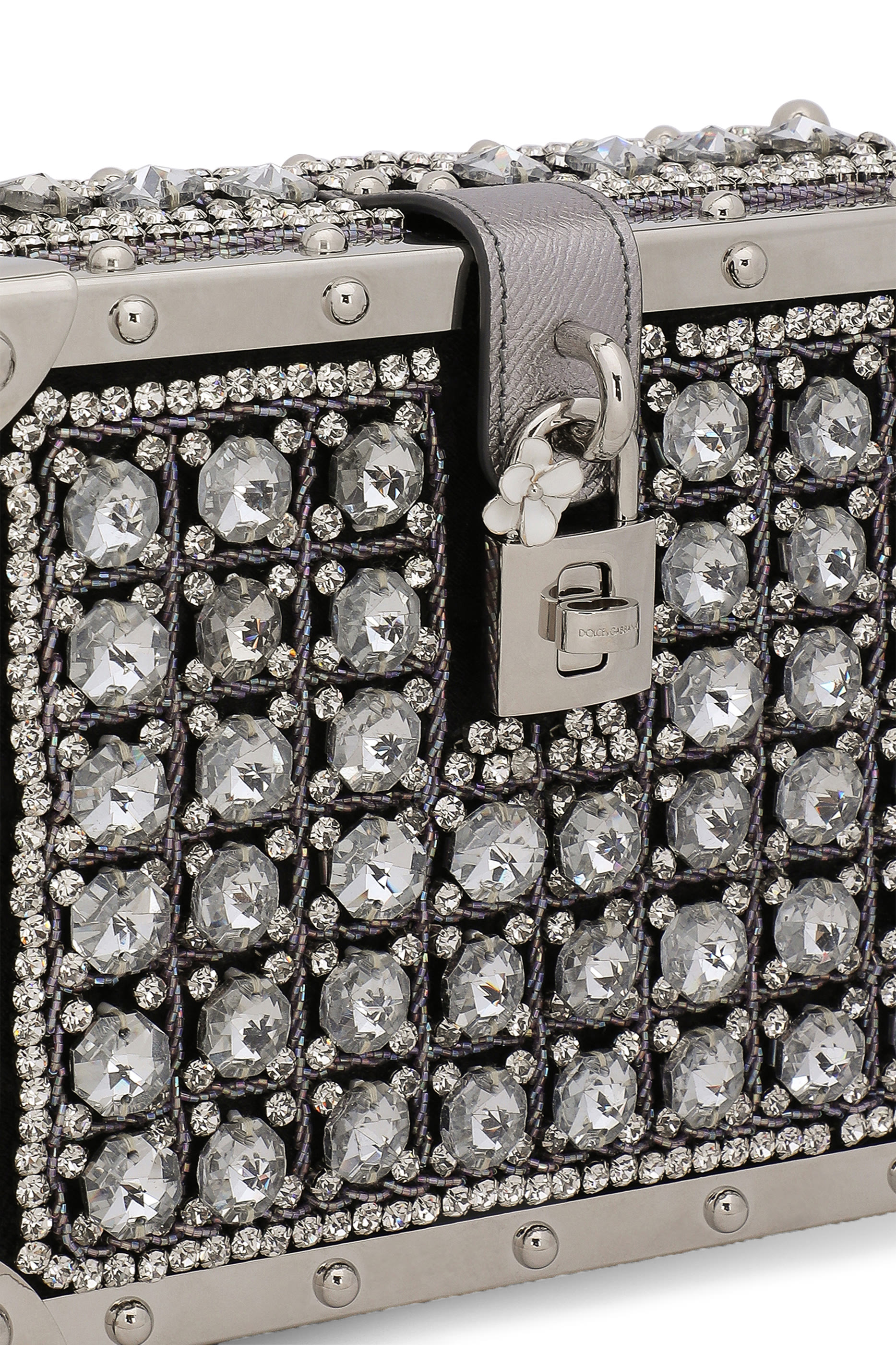 حقيبة دولتشي بتصميم علبة جاكار مطرز