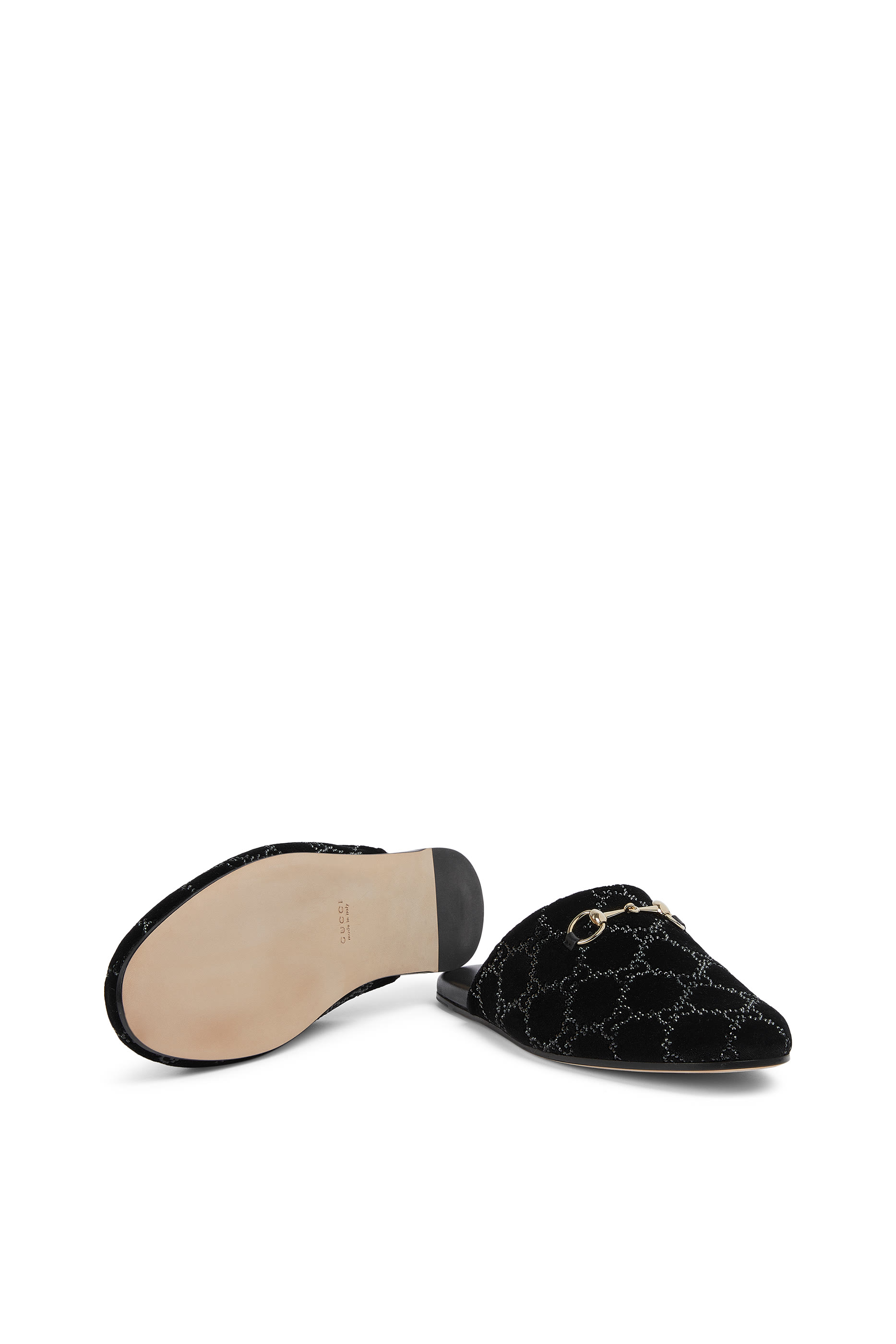 حذاء مفتوح من الخلف مزين بشعار الماركة وكريستال