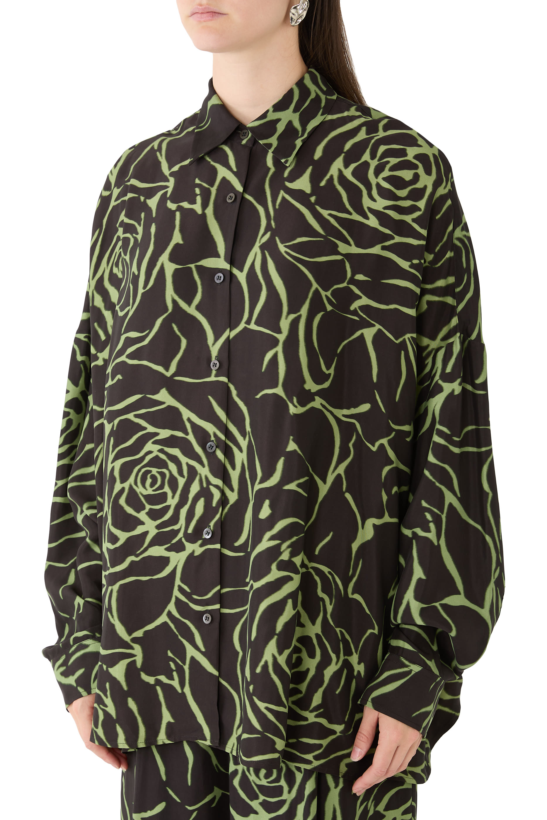 قميص بقصة فضفاضة