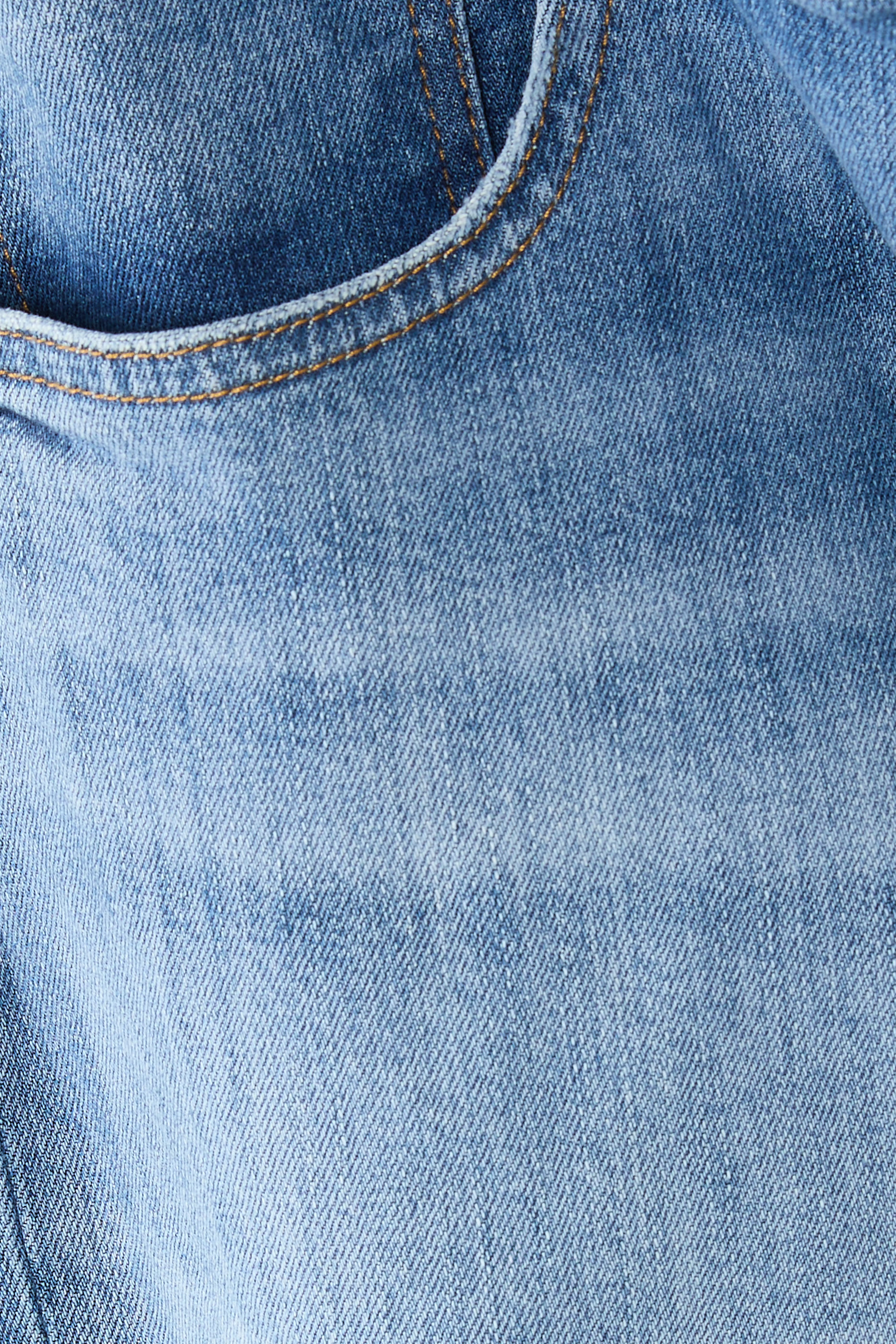 بنطال جينز بقصة ساق مستقيمة