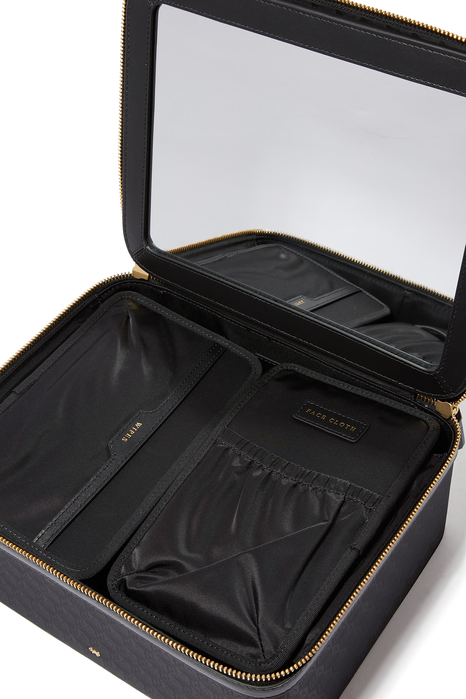 حقيبة مستحضرات تجميل بمرآة وشعار الماركة