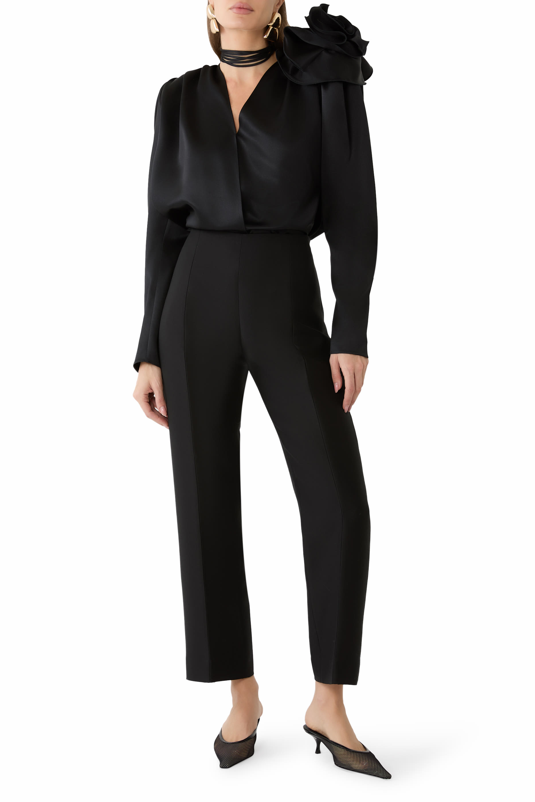 بلوزة كلاسيك بزهرة مزينة بكشكش