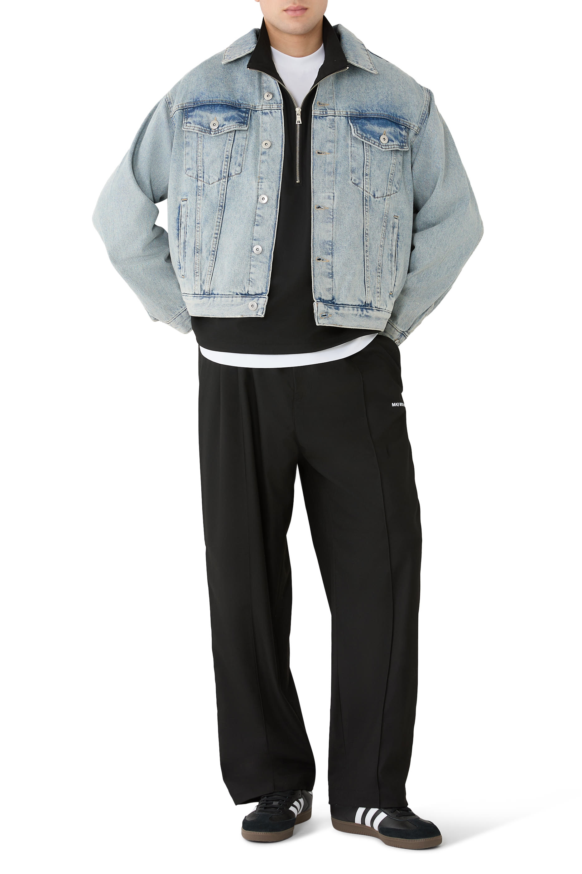 بنطال بدلة بقصة ساق واسعة وشعار الماركة