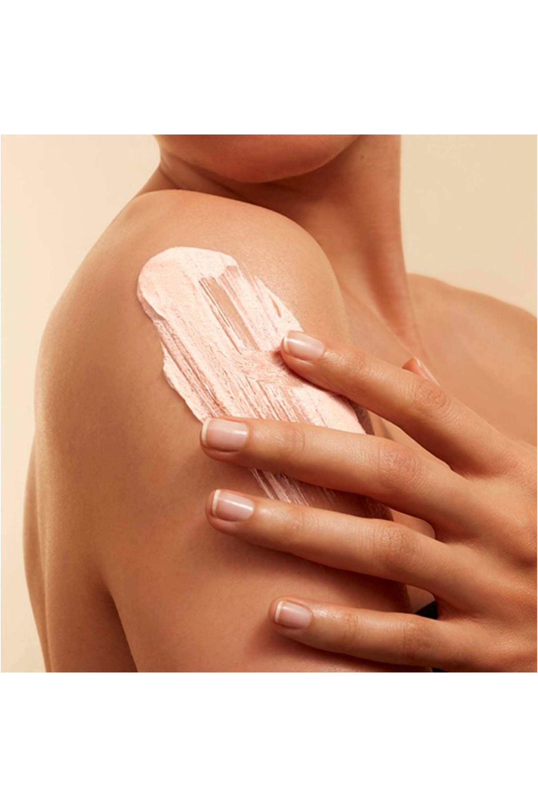 مقشر الجسم لبشرة نقية وناعمة