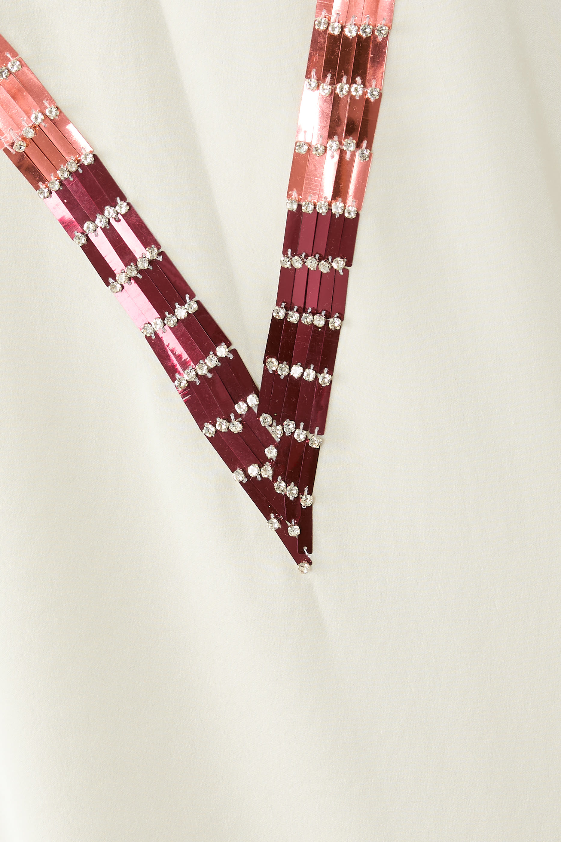 قفطان بياقة V وتطريزات