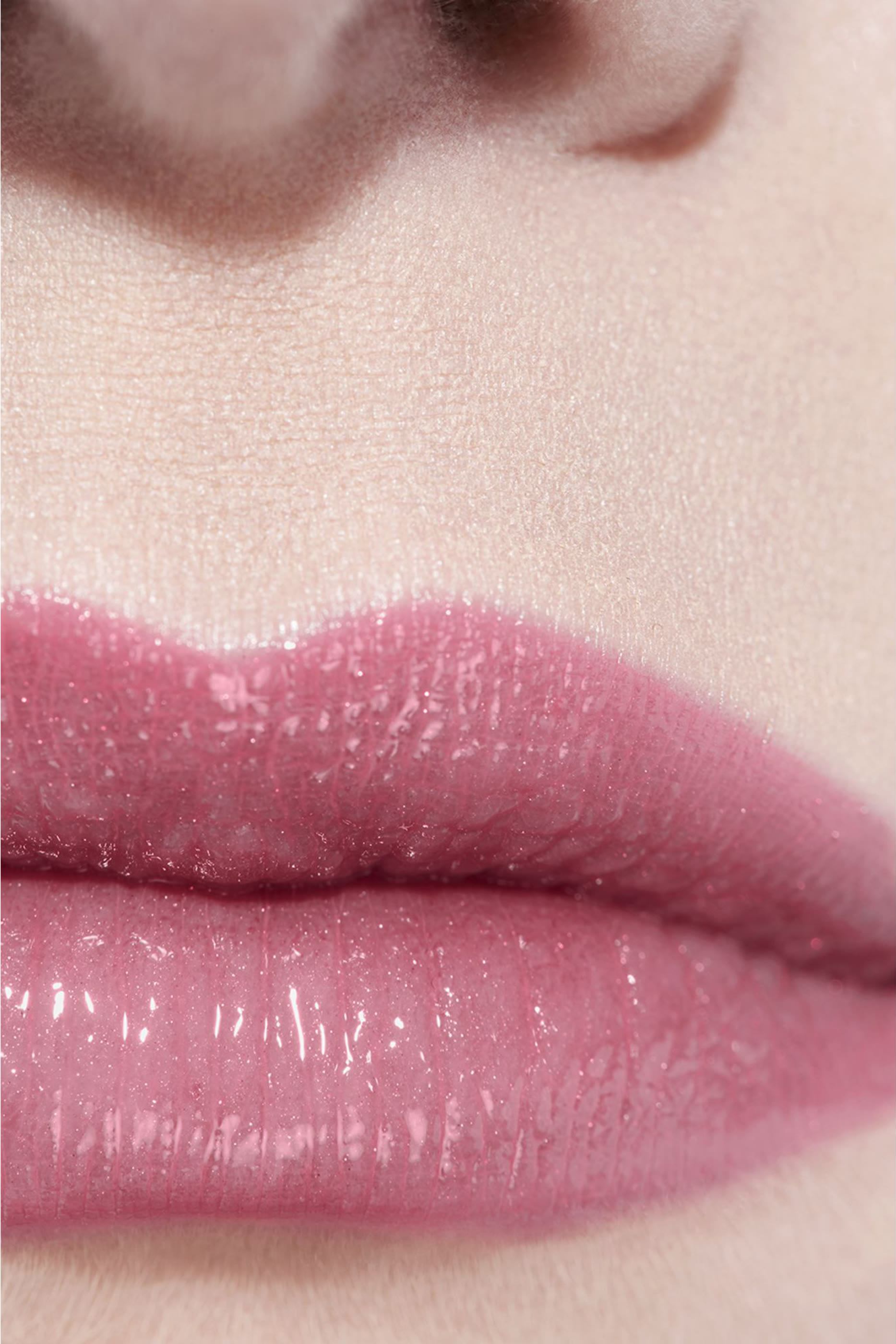 مرطب شفاه ملون Chanel Rouge Coco Baume Shine Hydrating Beautifying