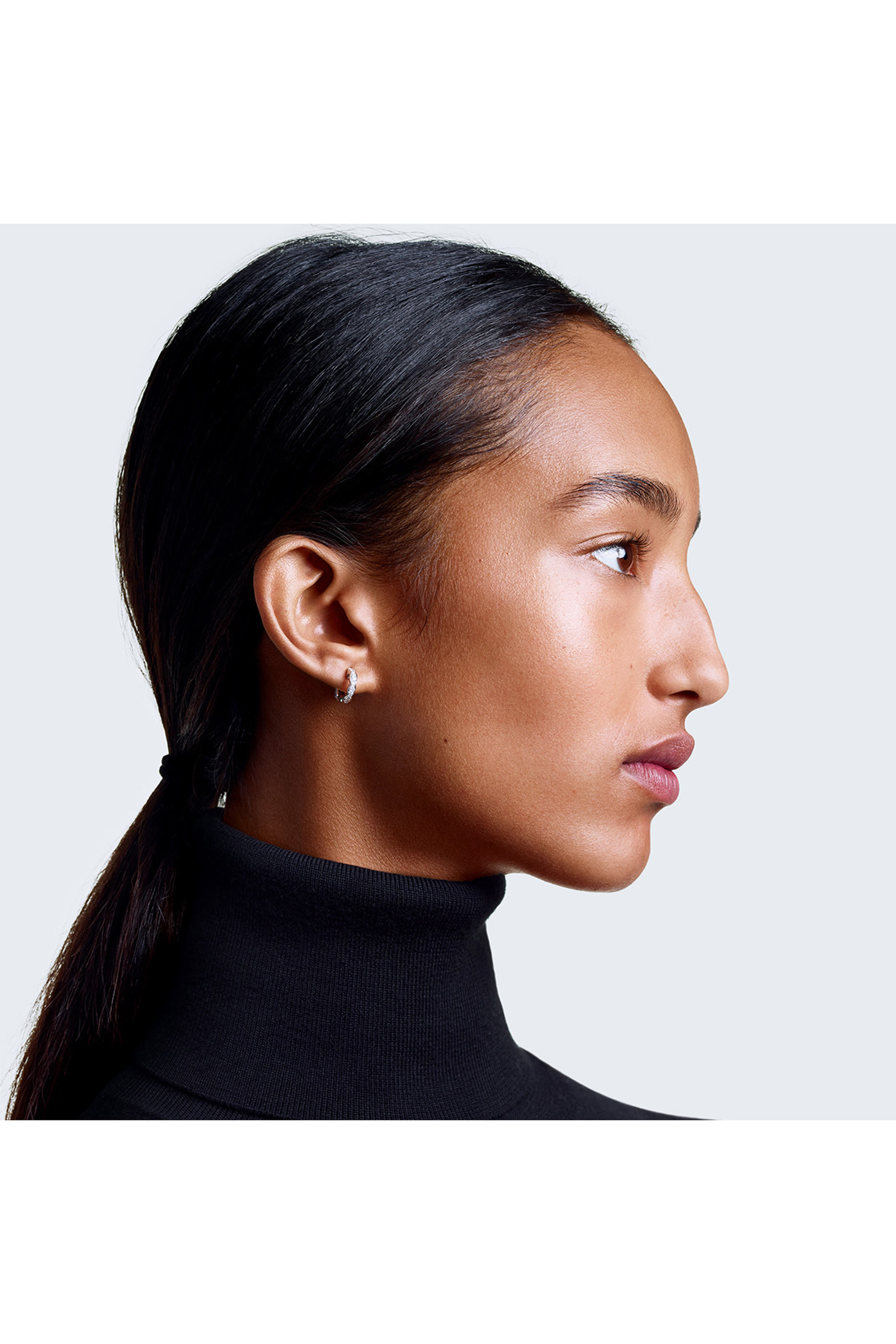 N&deg;1 DE CHANEL S&Eacute;RUM REVITALISANT يمنع ظهور العلامات الخمس لتقدم سن البشرة ويصححها