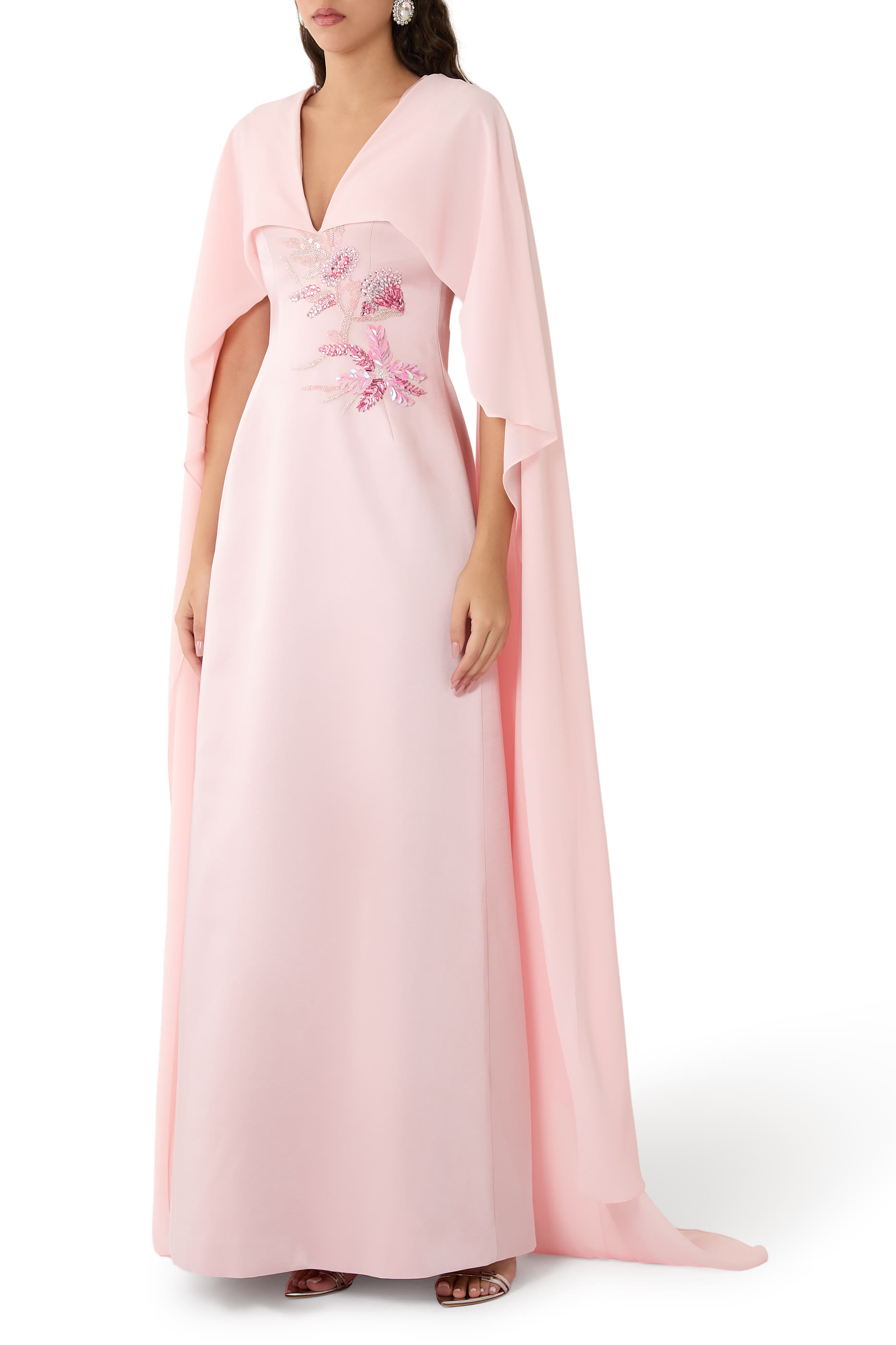 فستان سهرة بكاب وتطريزات