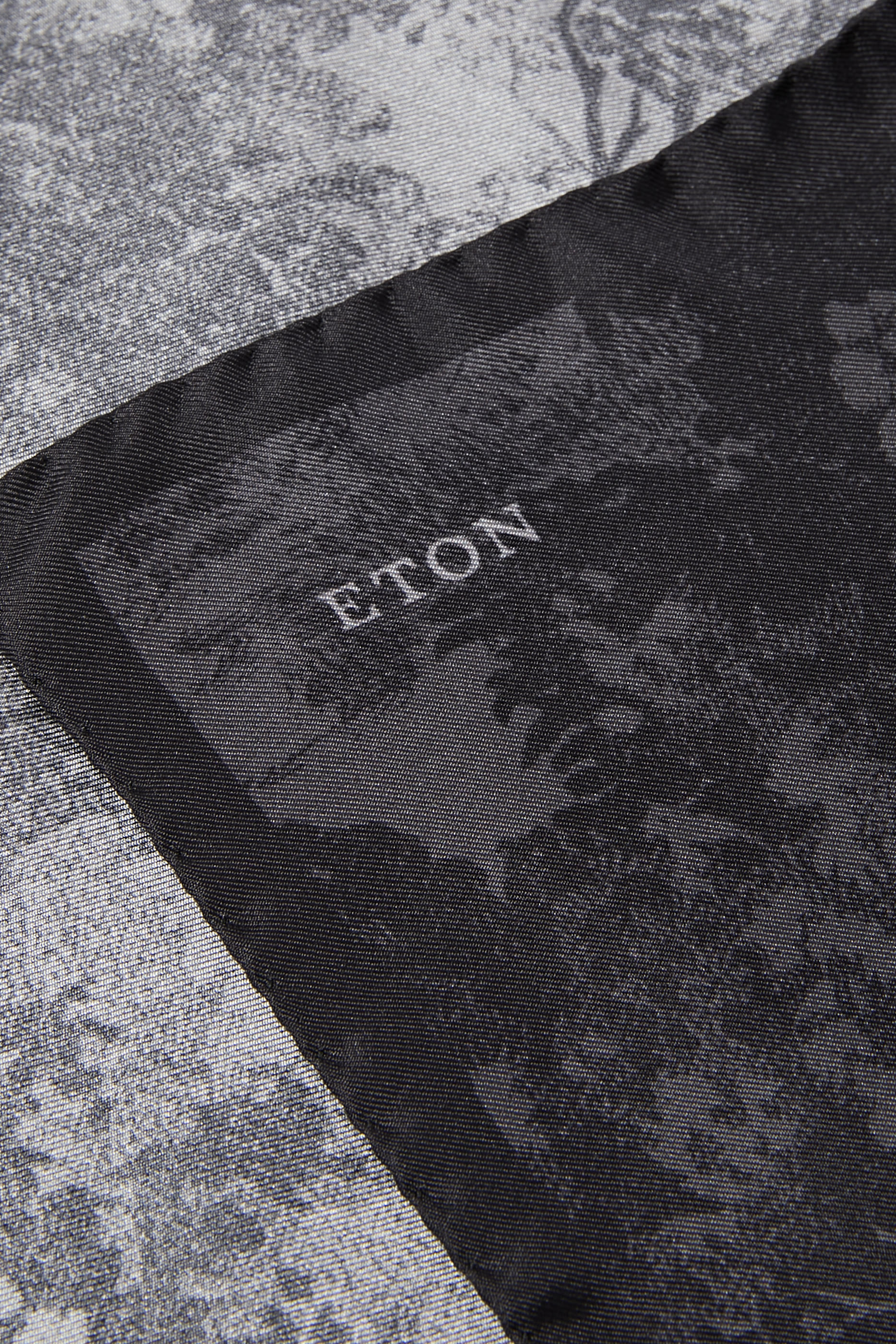 منديل جيب بالنقشة المميزة للموسم الجديد حرير