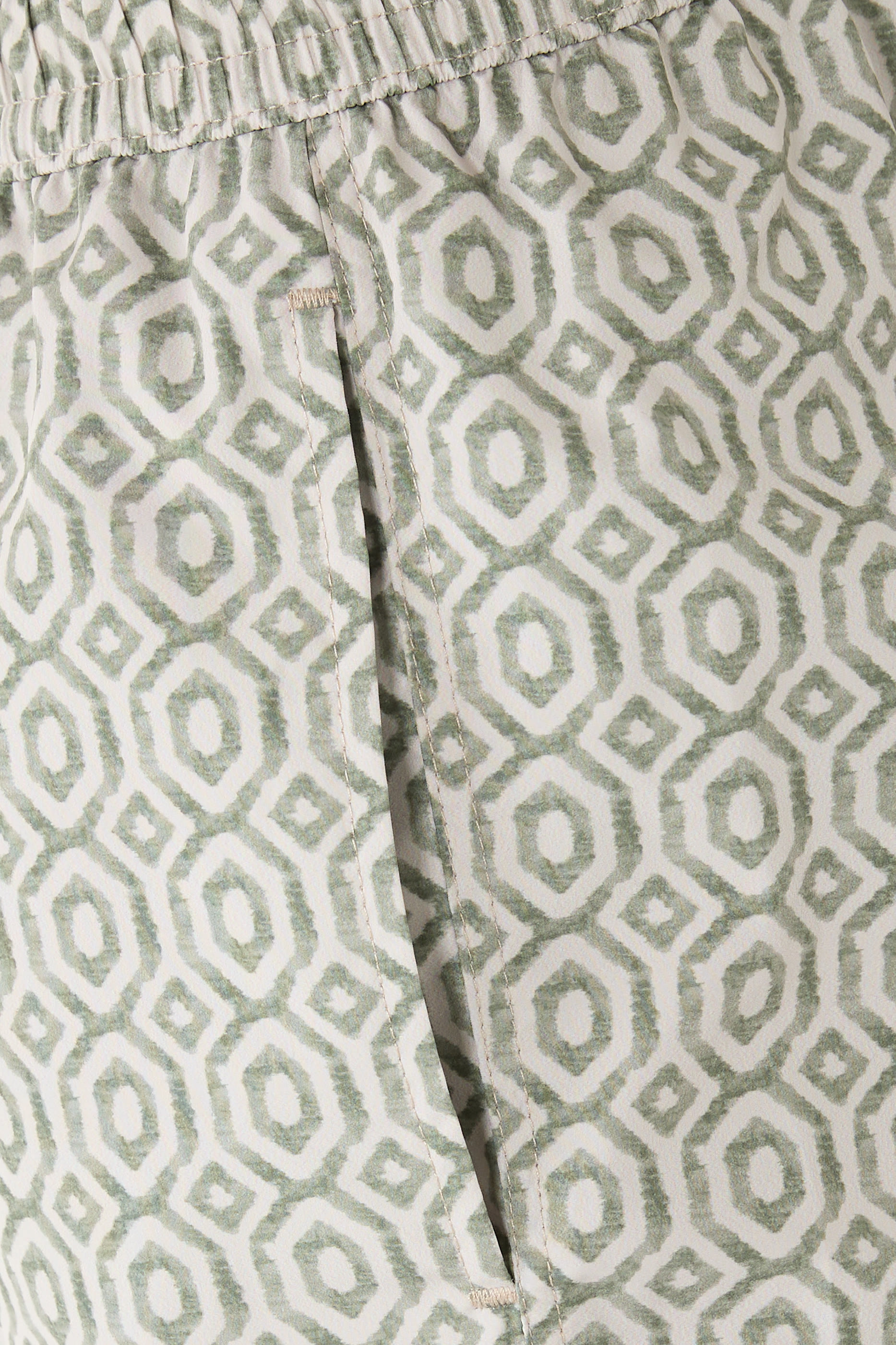 شورت سباحة بتصميم بنقشة هندسية