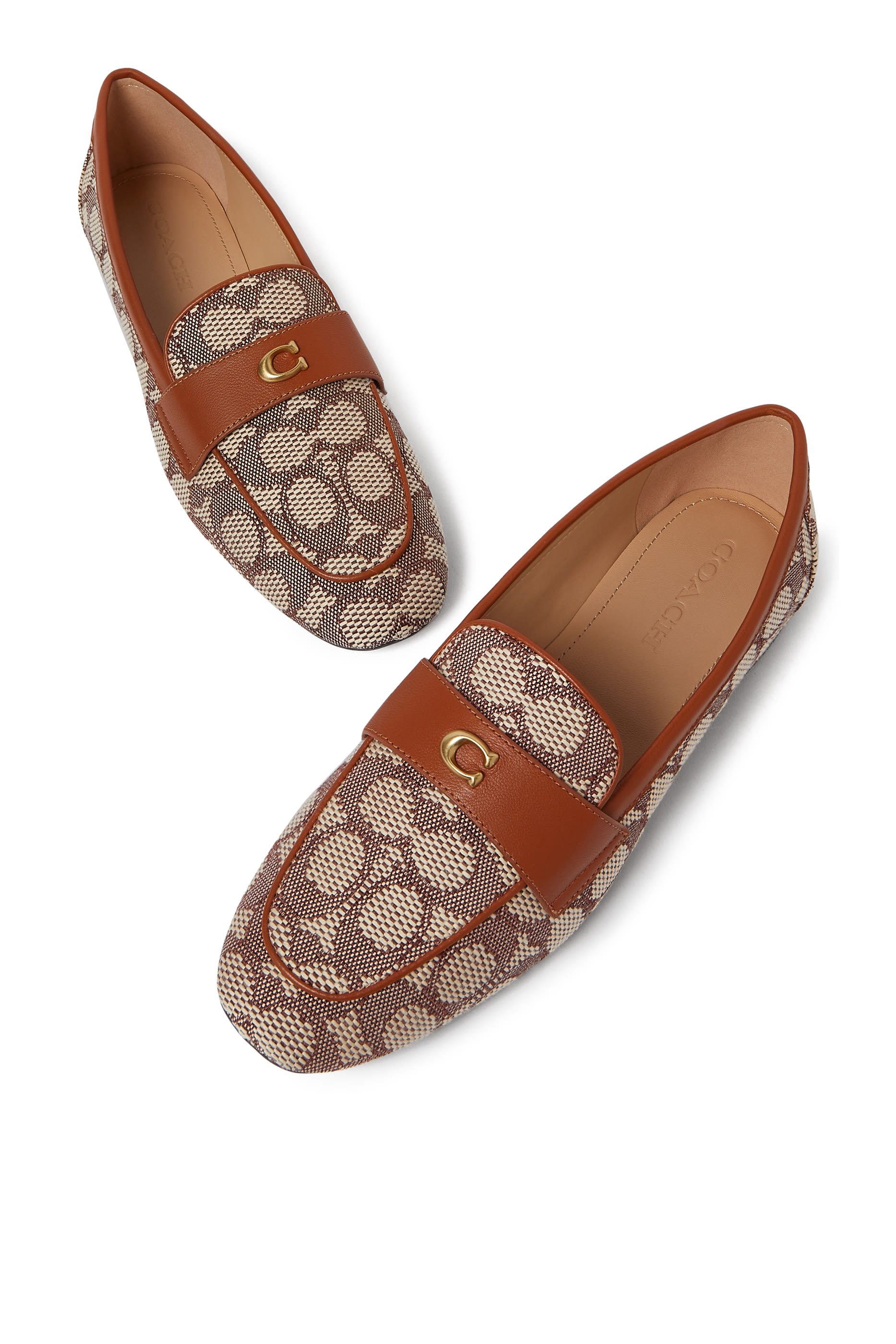 حذاء سهل الارتداء بحلية منحوتة بتصميم حرف شعار الماركة