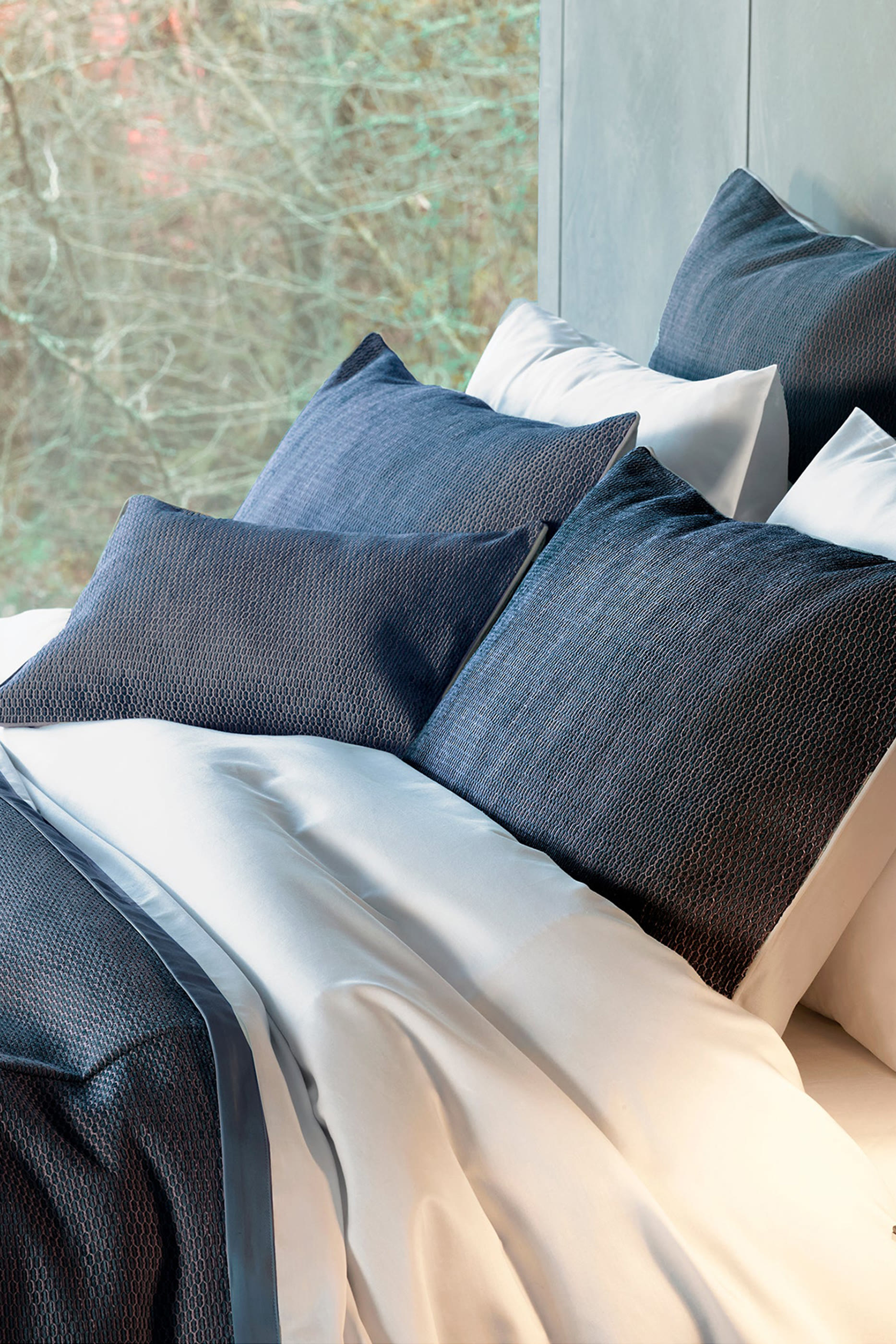 غطاء وسادة بودوار جاسمين نيلي داكن