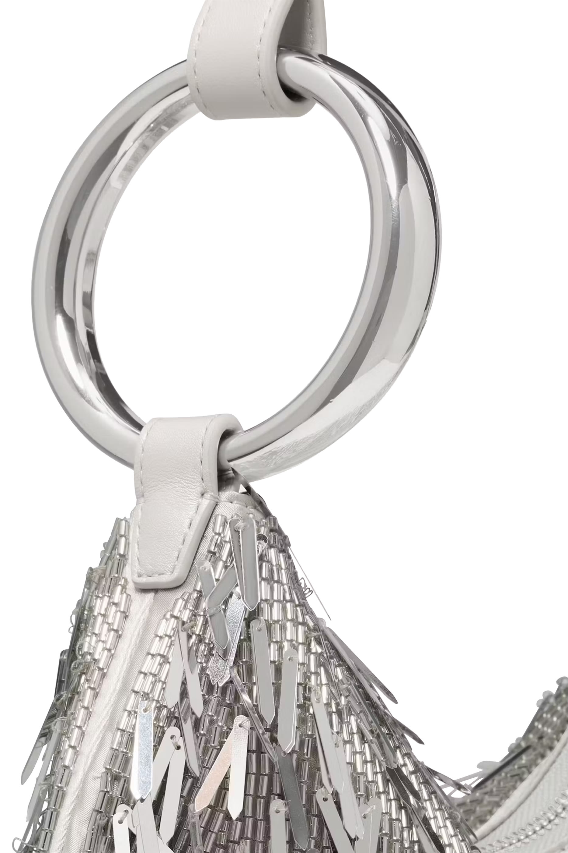 حقيبة مزينة بحلقات وشرابات