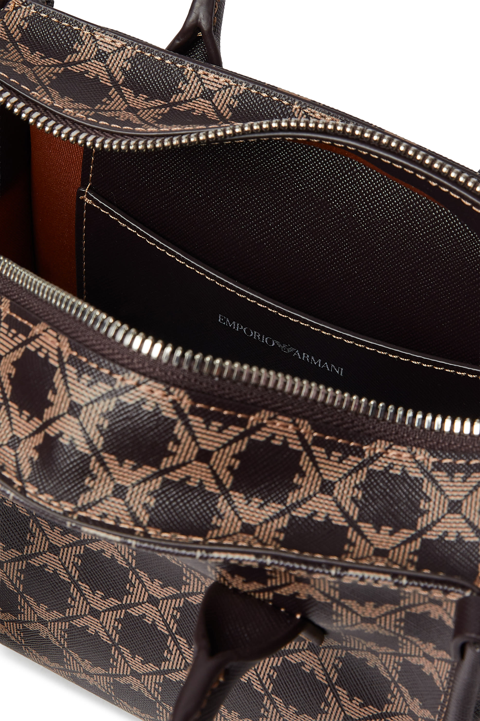 حقيبة بيد علوية مزينة بشعار الماركة