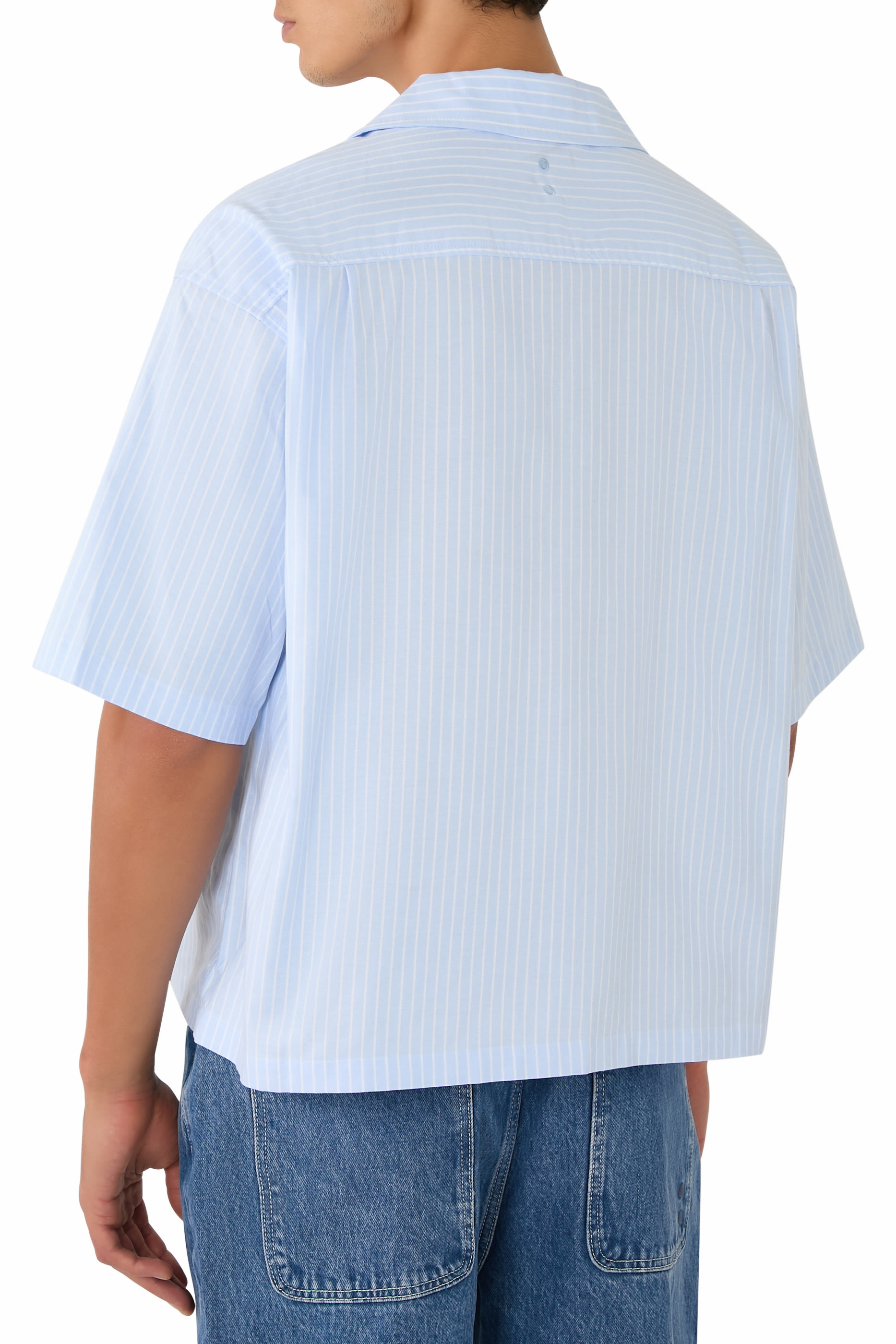 قميص بأكمام قصيرة مزين بشعار الماركة