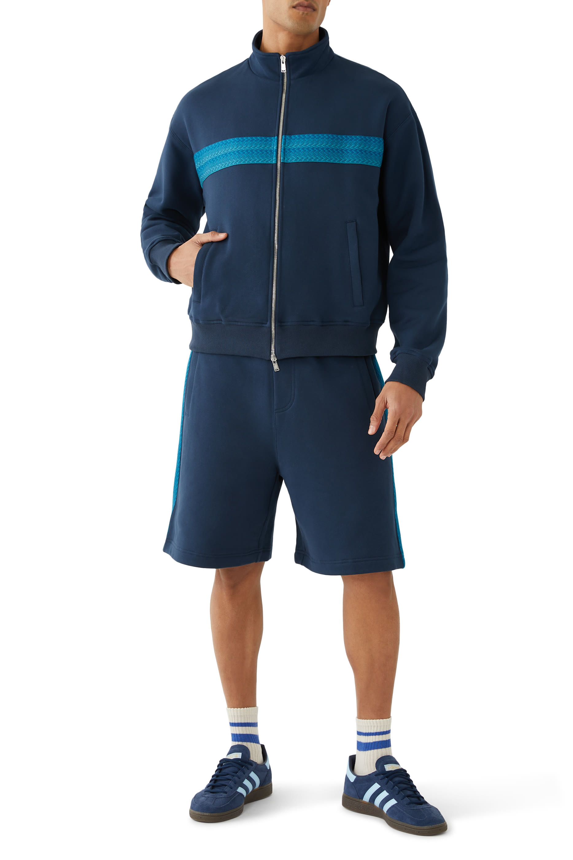 شورت بشعار الماركة على الجانب شورت بشعار الماركة على الجانب