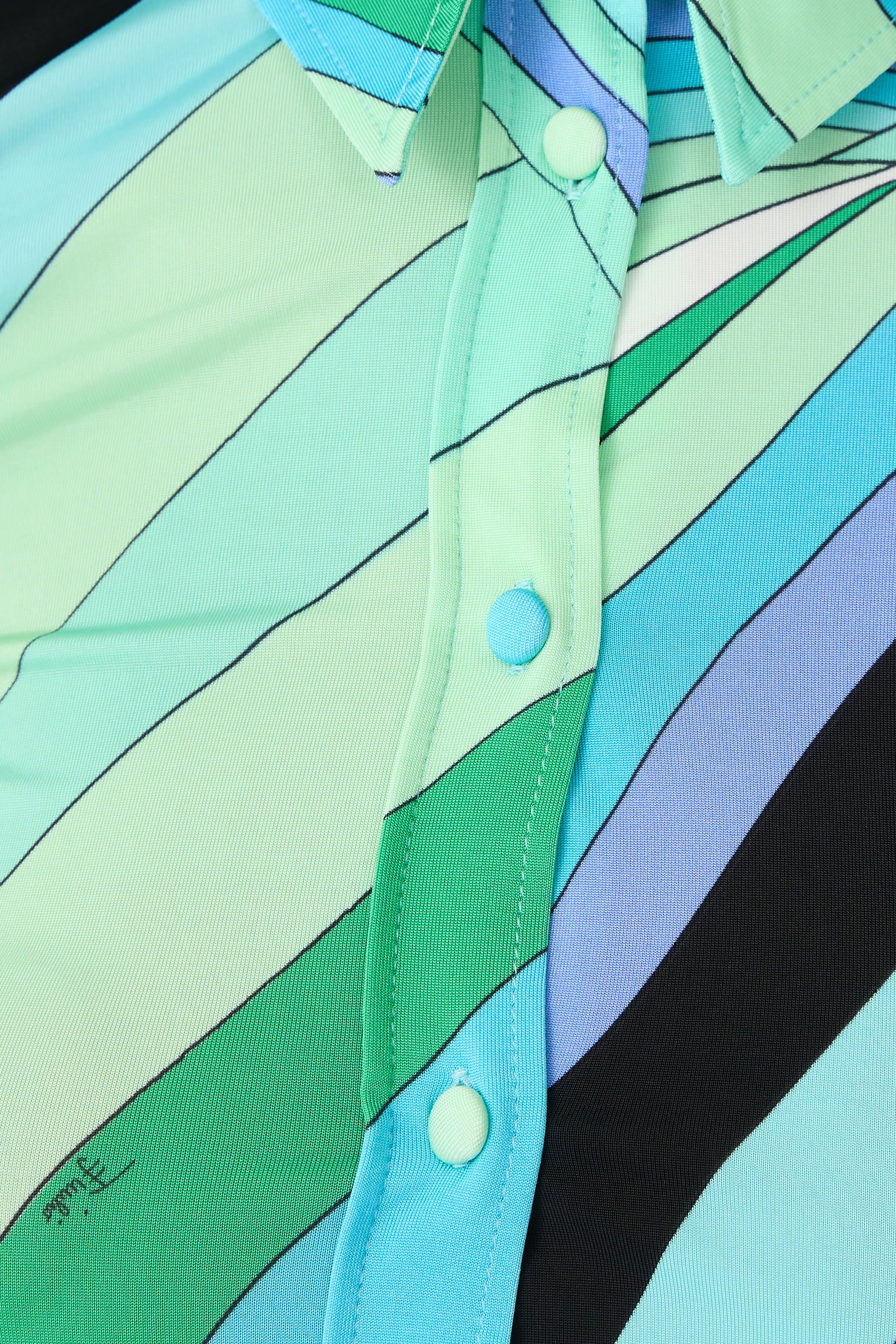 قميص بأكمام طويلة وطبعات مموجة