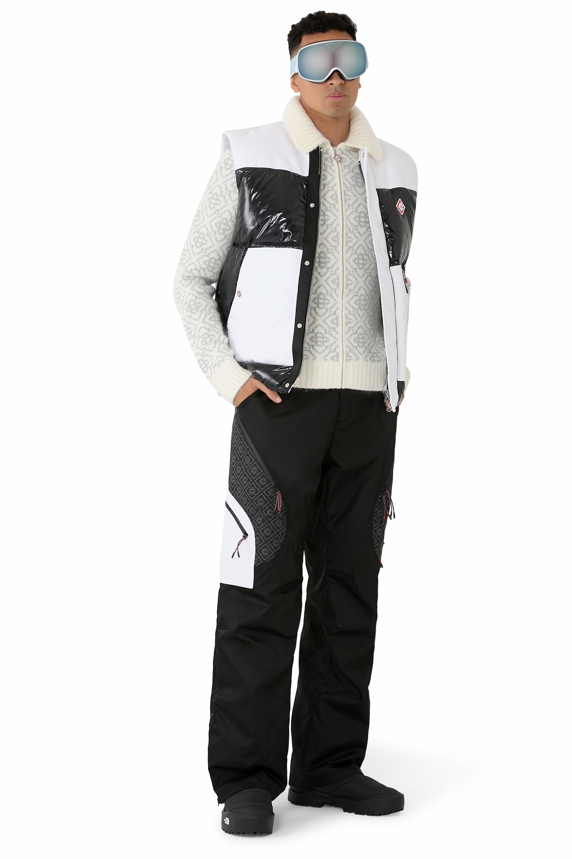 كنزة بسحاب ونقشة حرف شعار الماركة