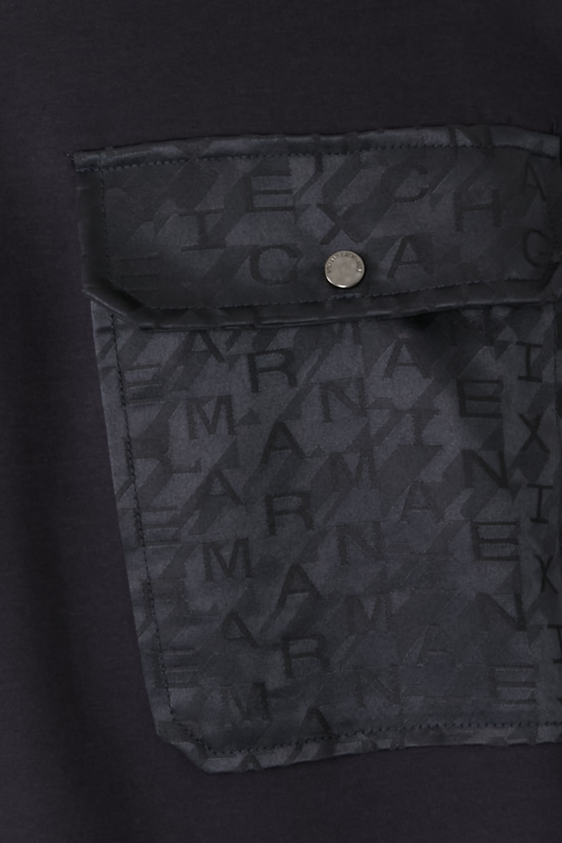 سويت شيرت بياقة ضيقة وجيب بشعار الماركة