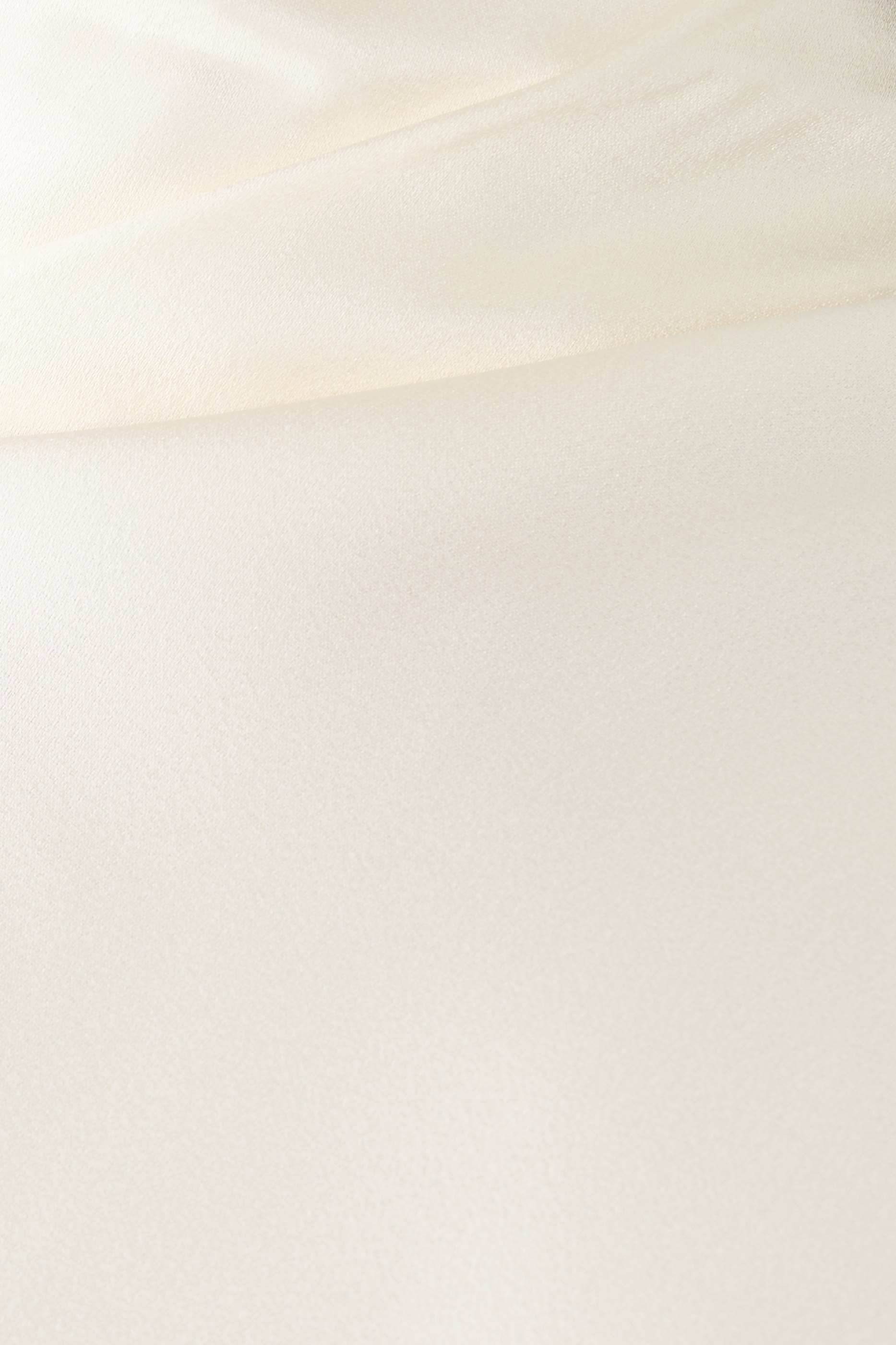 بلوزة بخصر ضيق ساتان