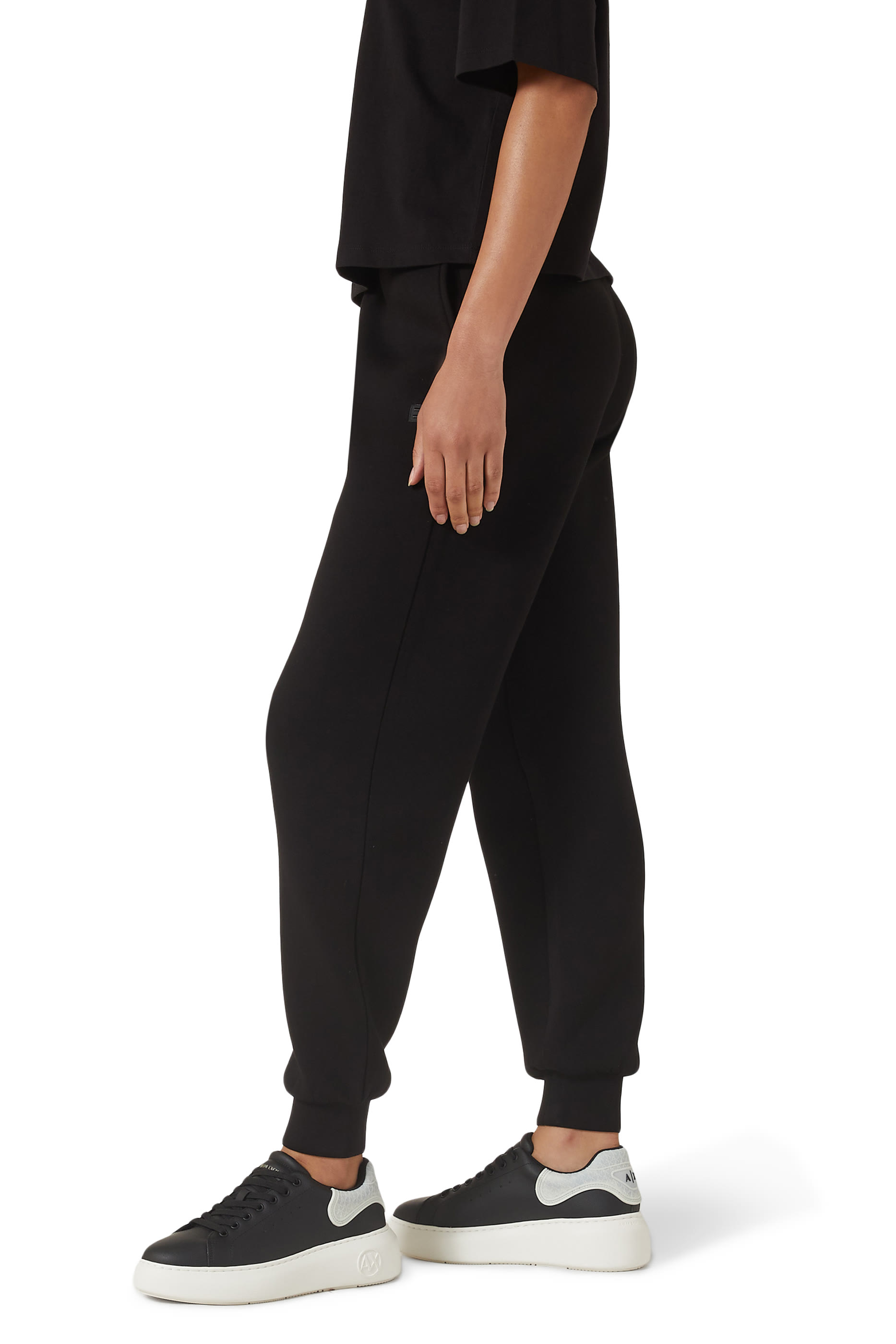 سنيكرز بشعار الماركة ونعل سميك