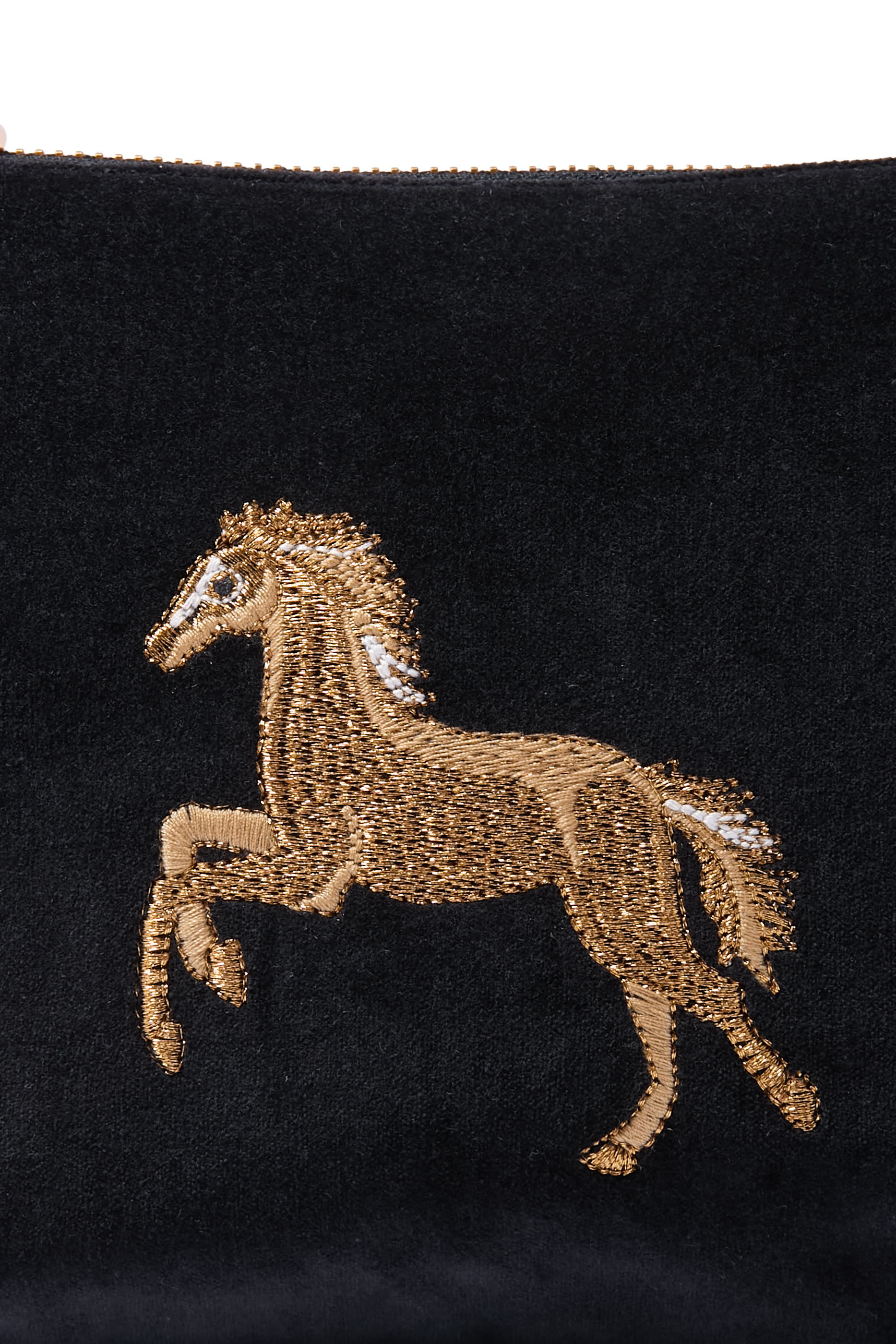 حقيبة صغيرة مزينة بتطريز حصان