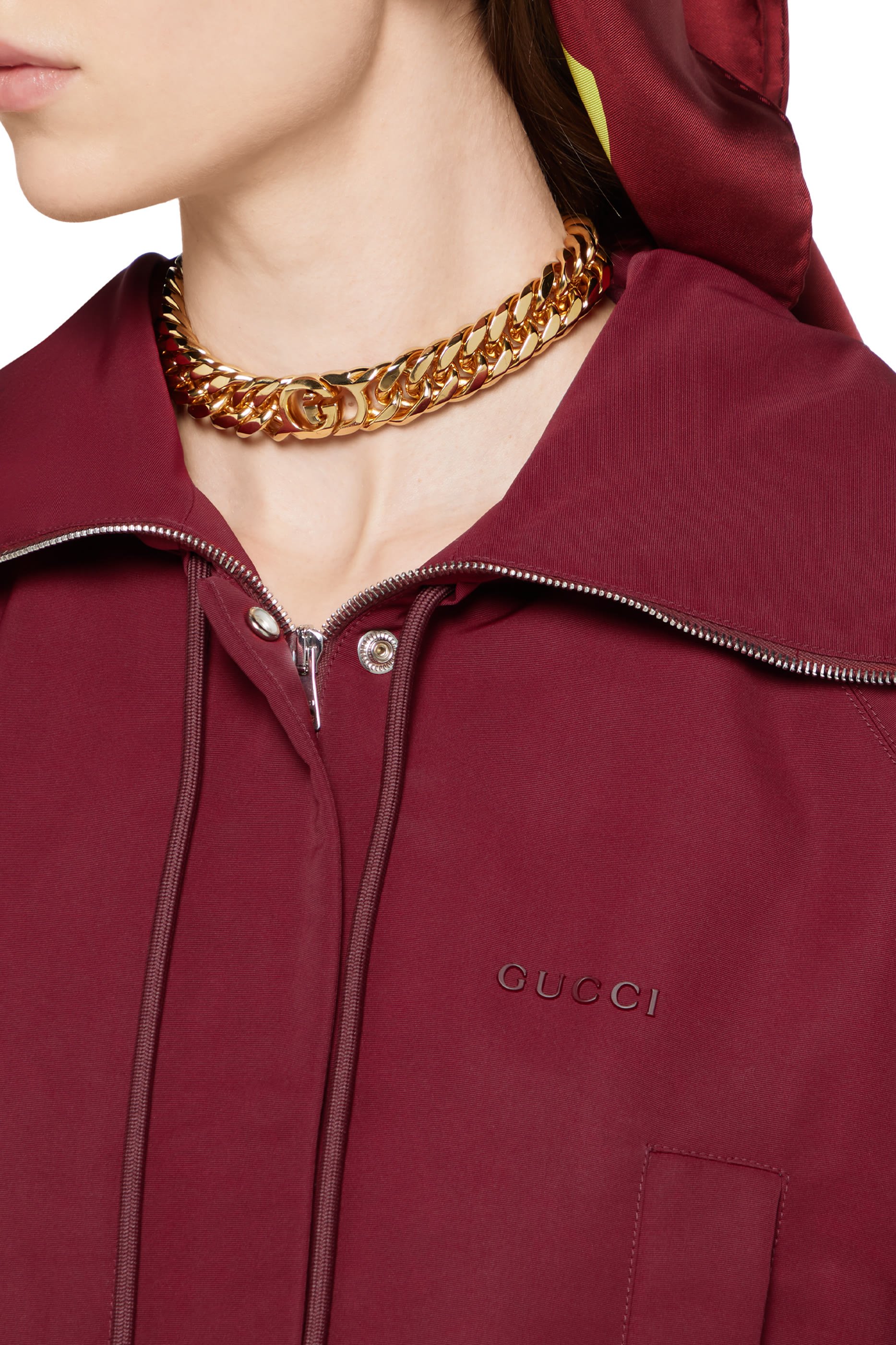 جاكيت بغطاء للرأس وشعار الماركة قماش