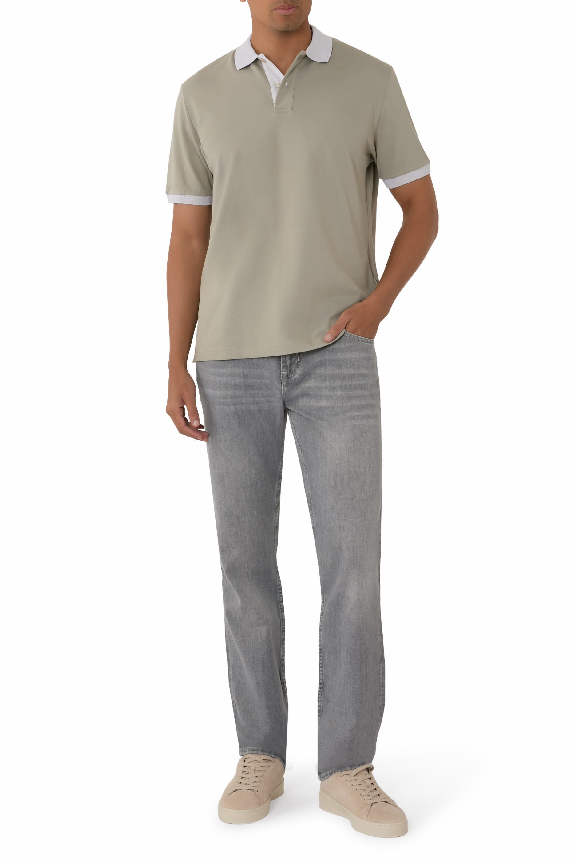 بنطال جينز بقصة ضيقة وشعار الماركة