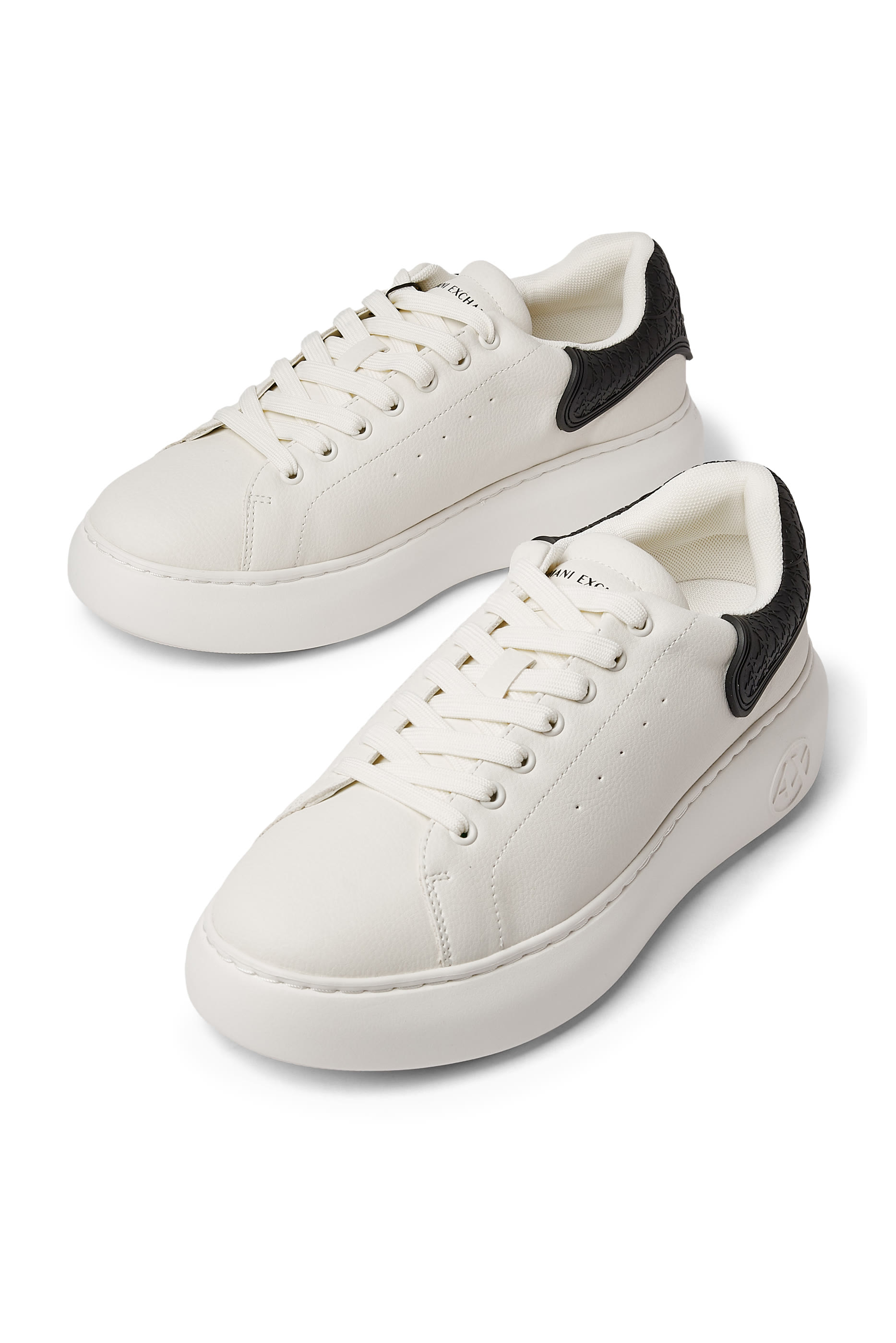 سنيكرز بشعار الماركة ونعل سميك