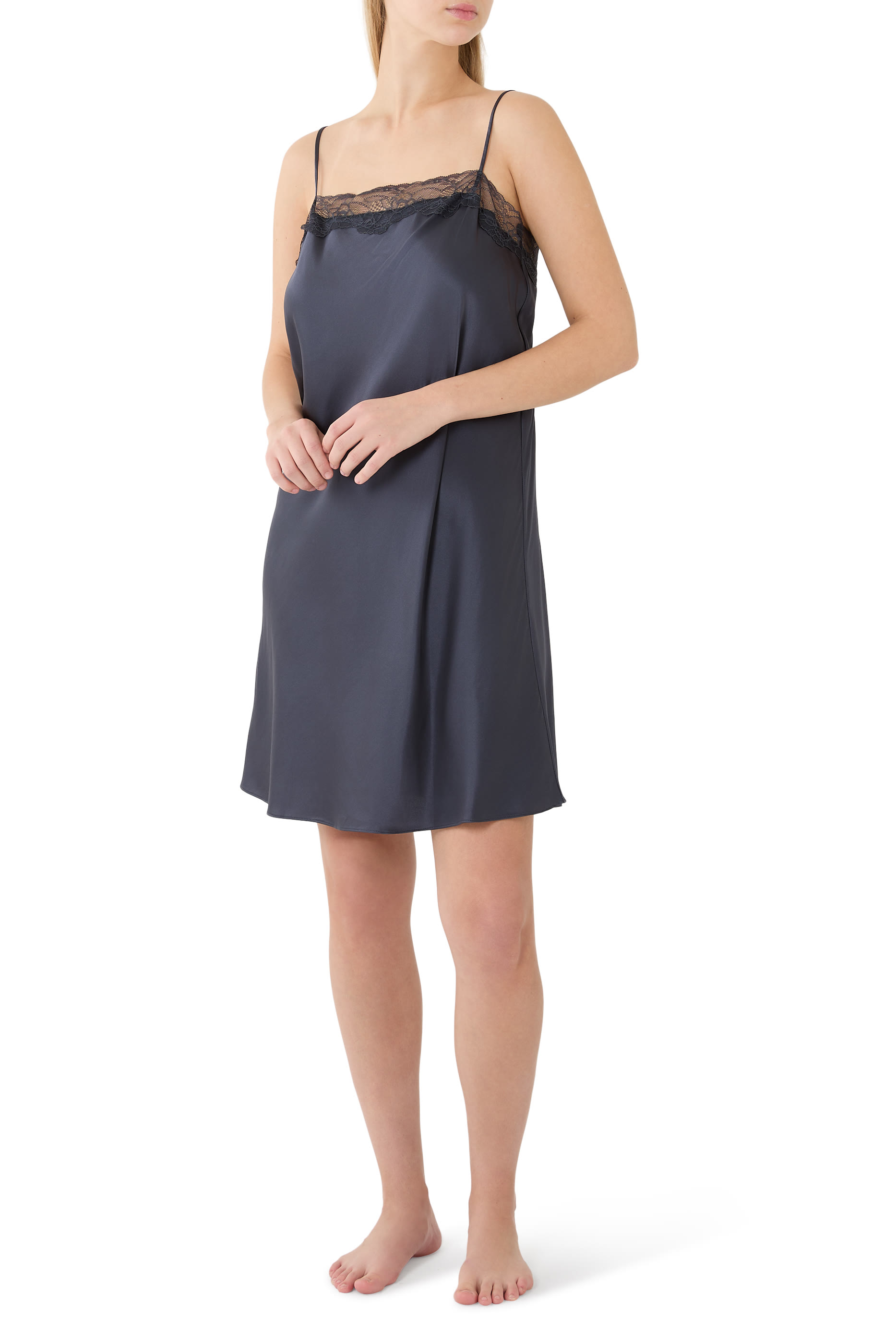 فستان نوم بياقة مربعة وحمالات رفيعة حرير ودانتيل