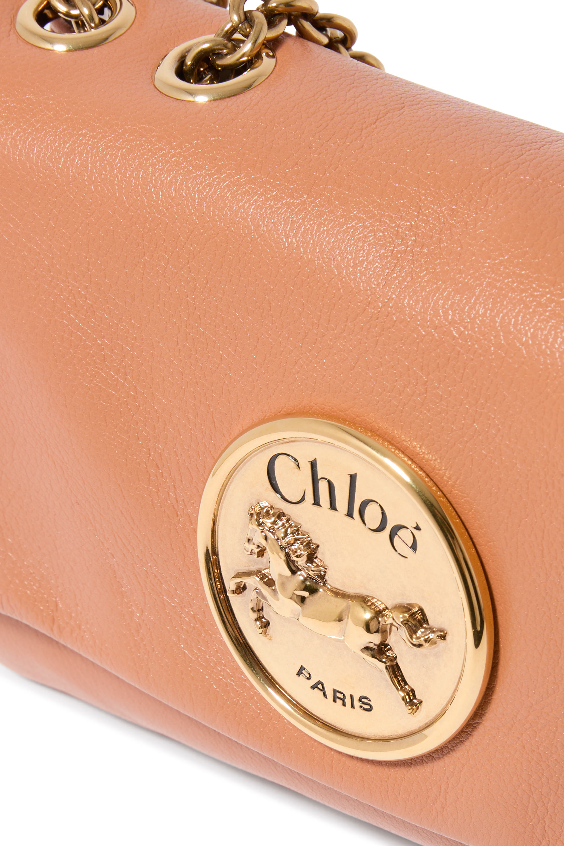 حقيبة كتف صغيرة بشعار الماركة