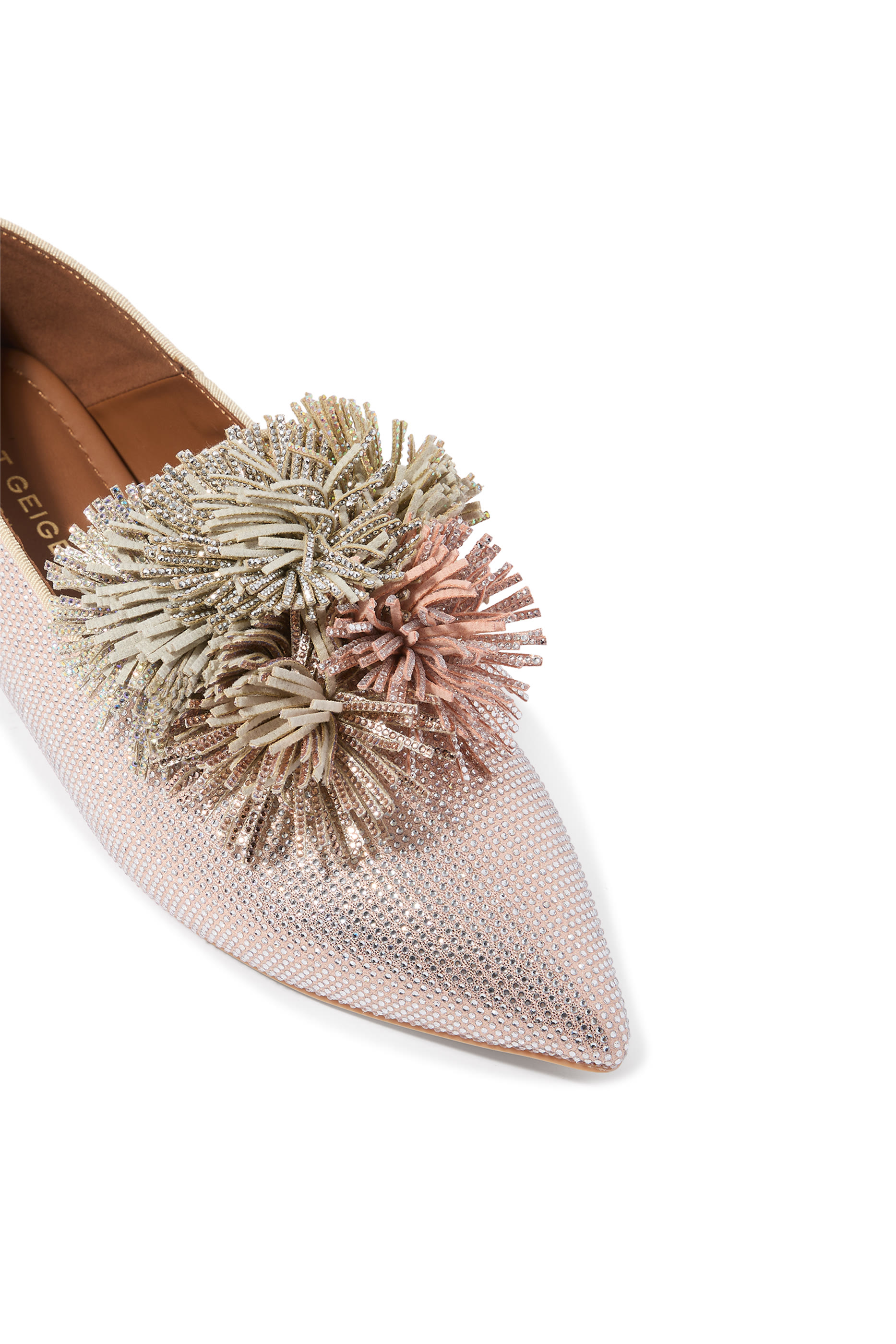 حذاء سهل الارتداء بمقدمة بتفاصيل بوم بوم