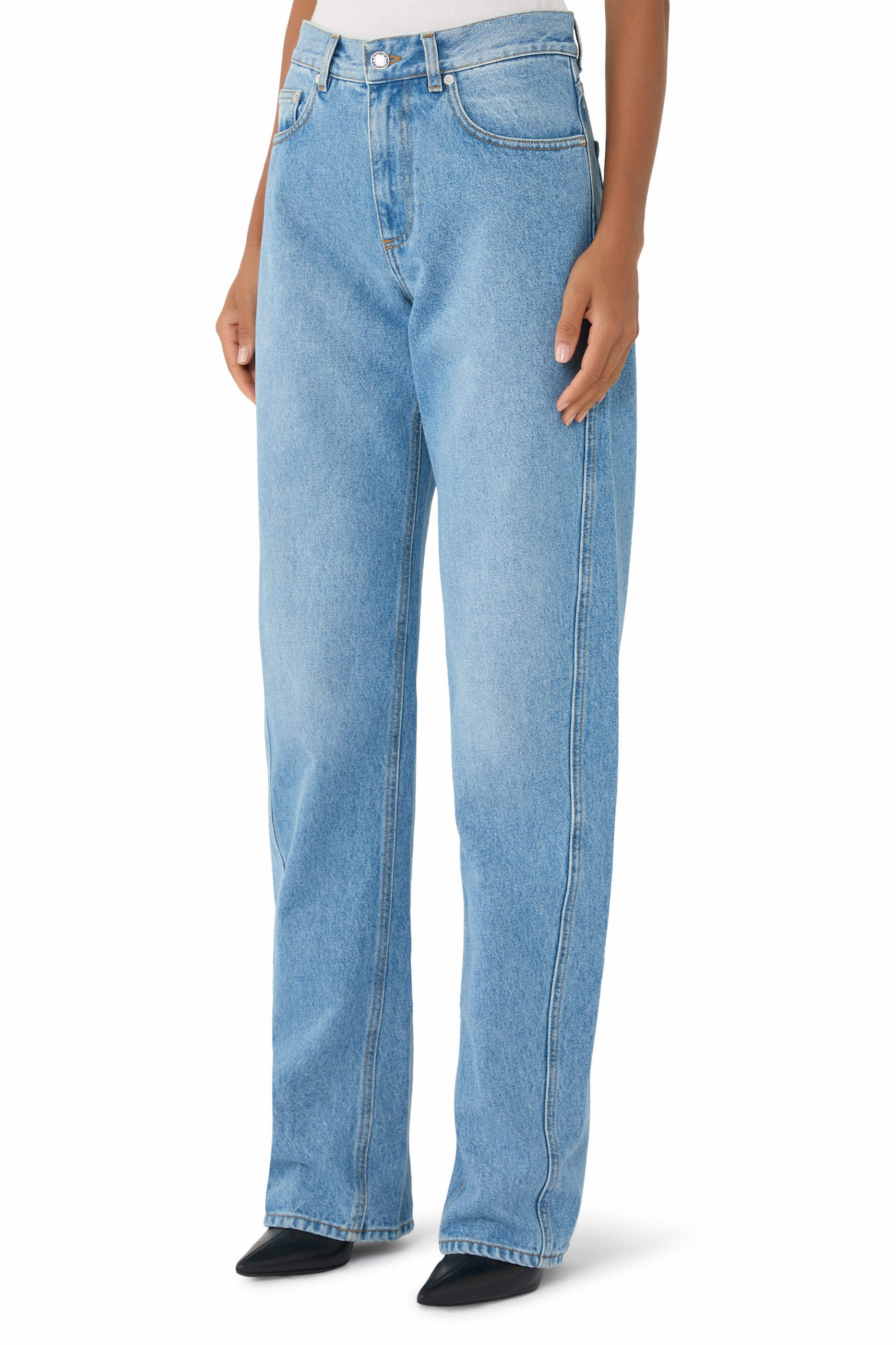 بنطال جينز بقصة ساق مستقيمة وشعار الماركة دنيم