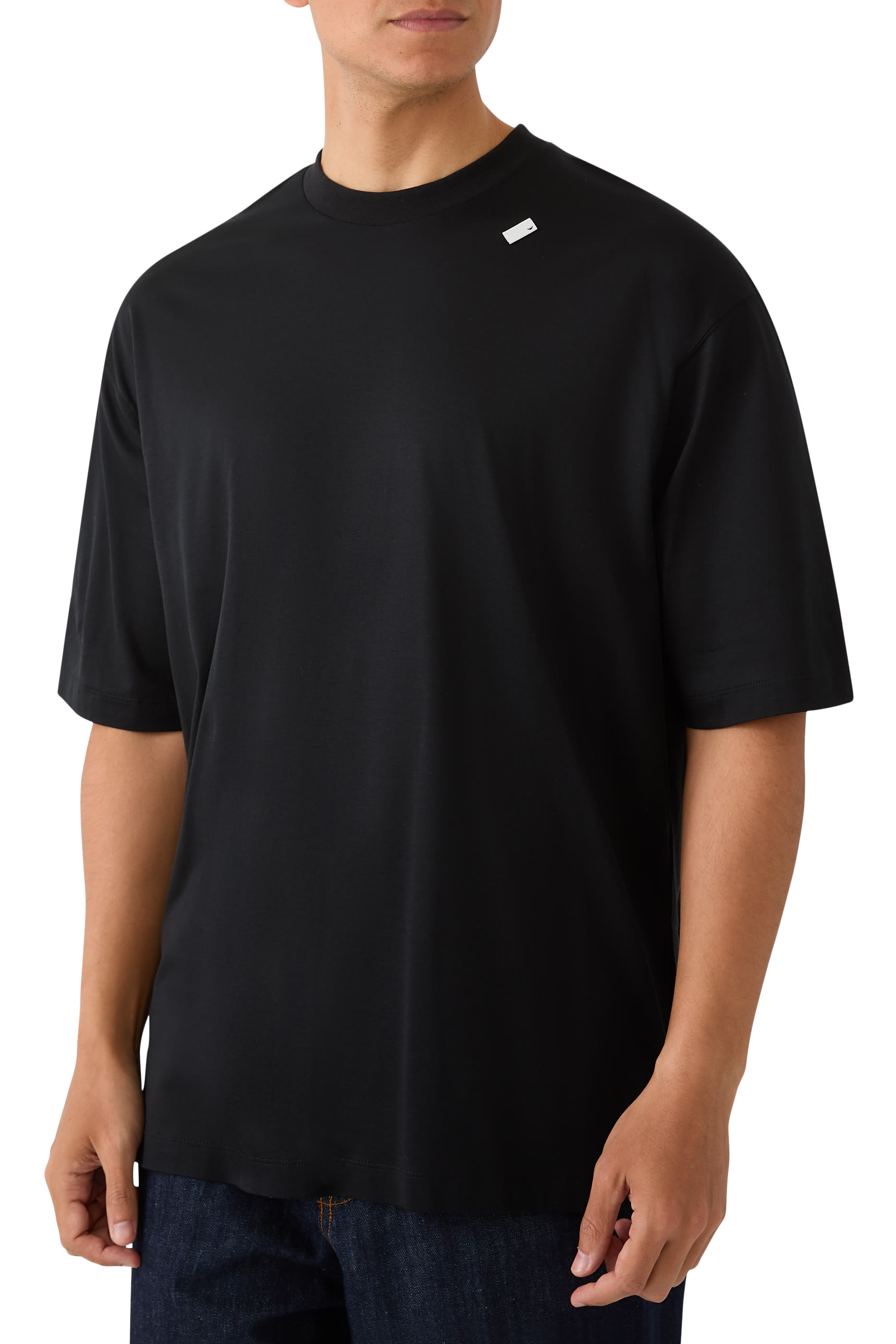 تيشيرت بقصة واسعة ورقعة شعار الماركة صغيرة