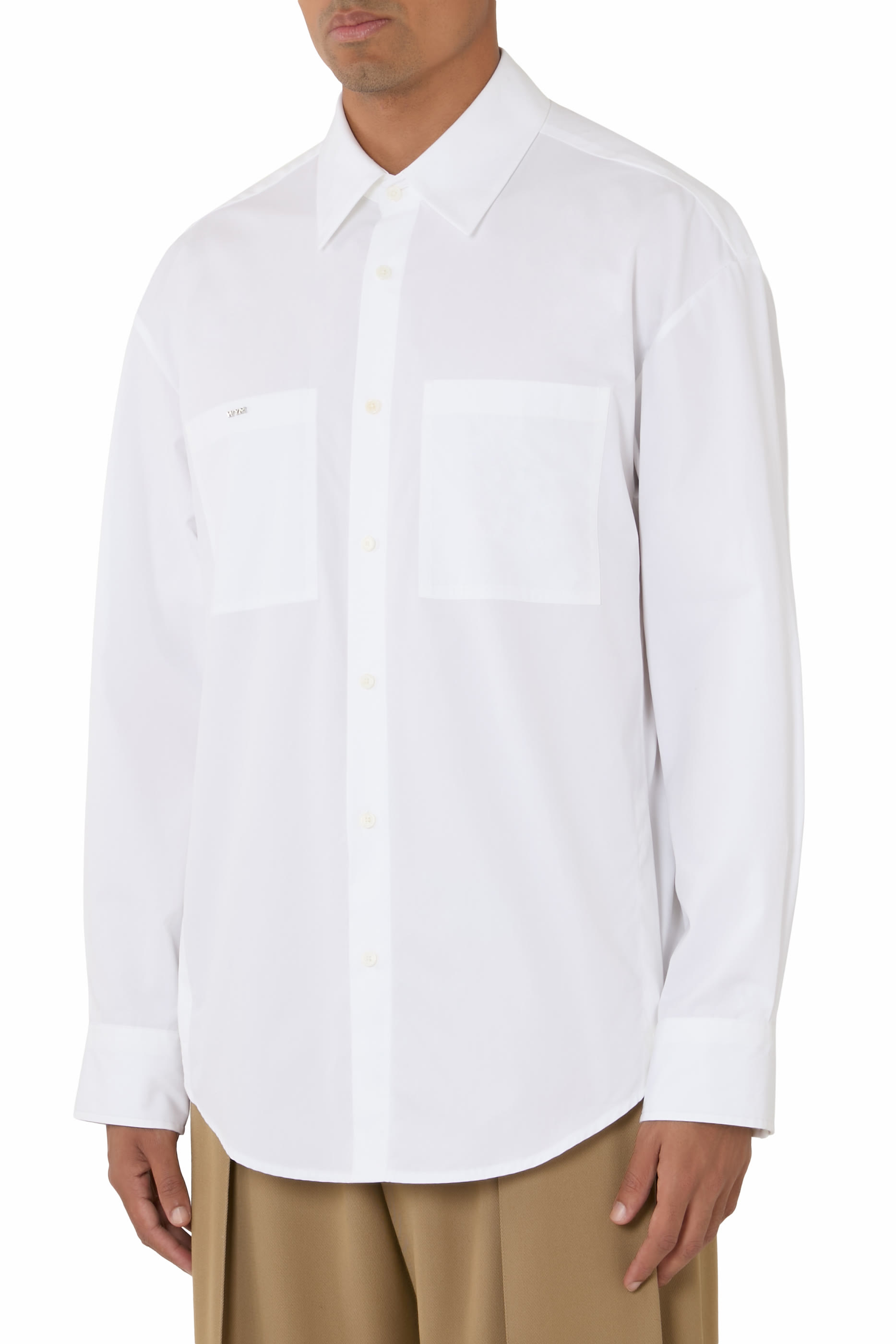 قميص بجيب مزين بشعار الماركة