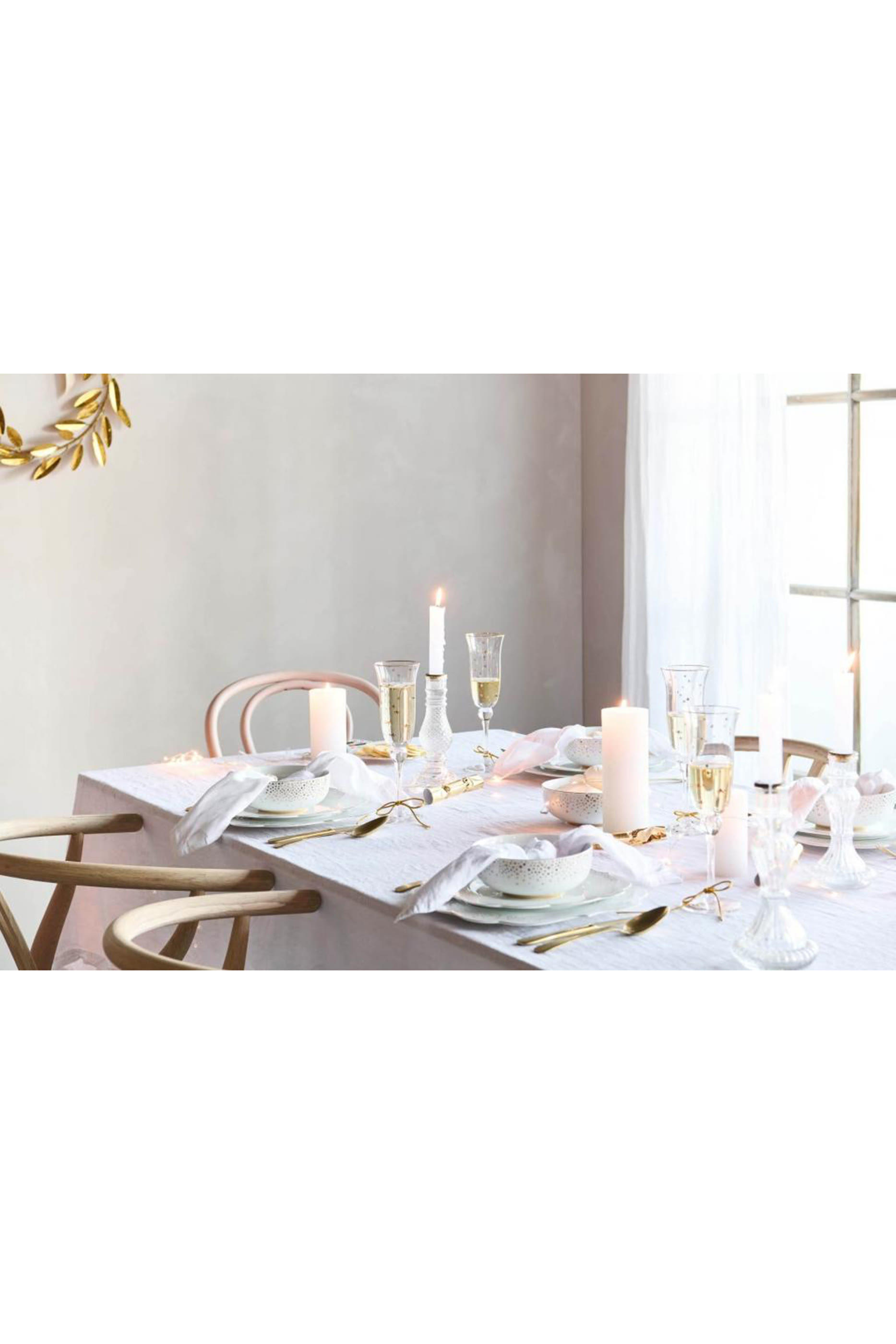 كأس طويل مزين بنجوم ذهبية