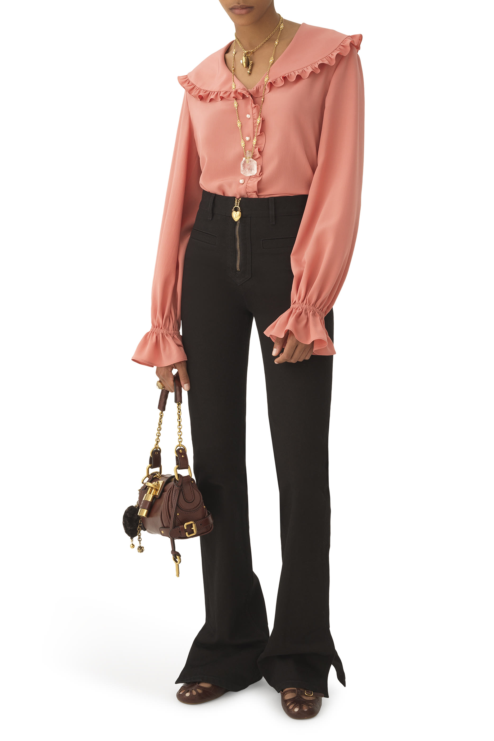 بنطال جينز بقصة ضيقة وقفل بتصميم قلب