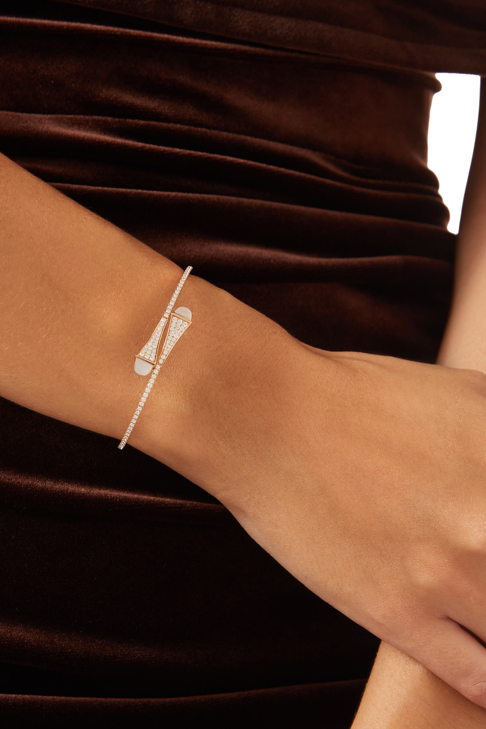 سوار كليو متوسط مرصع بالماس وحجر القمر ذهب وردي عيار 18