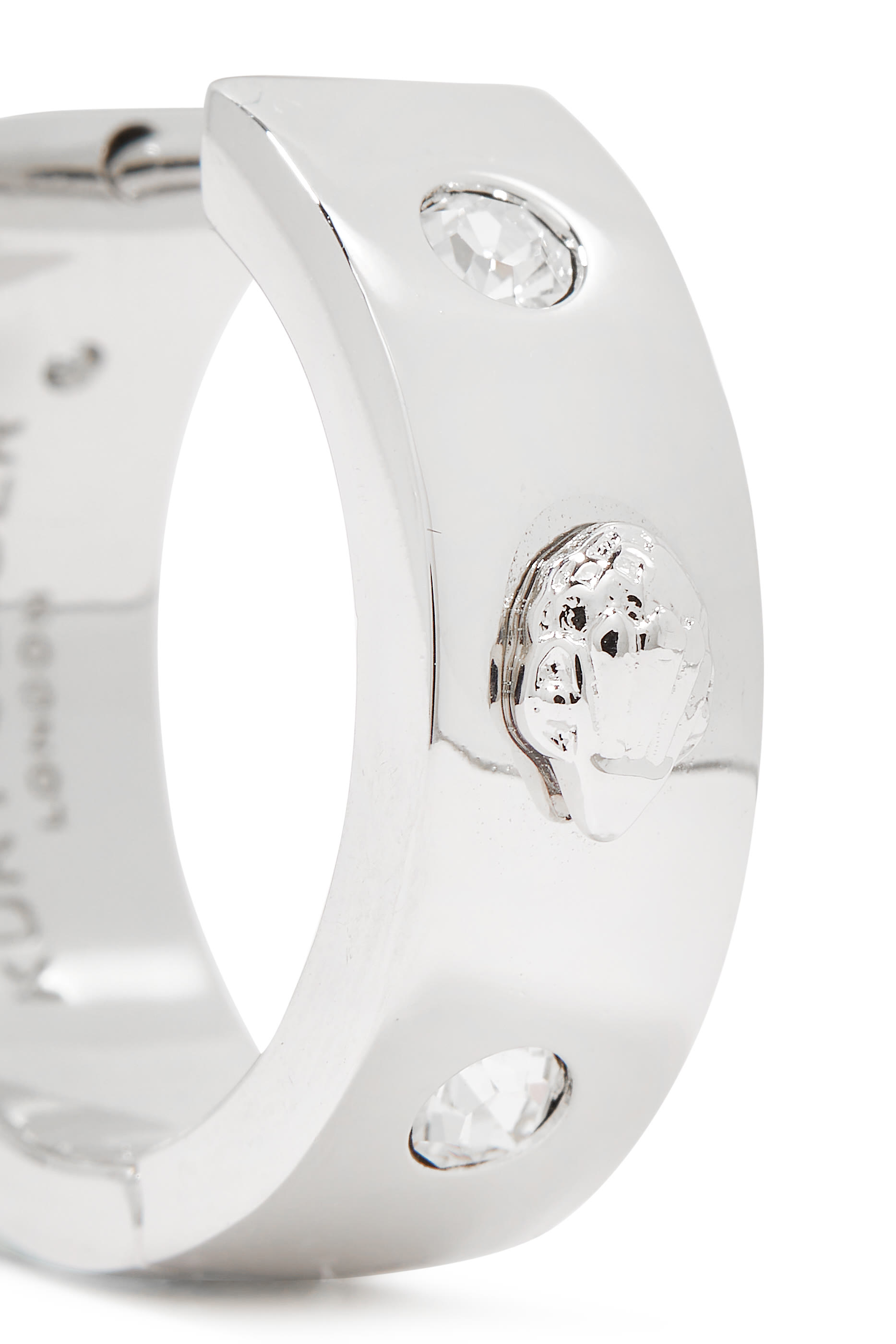 أقراط معدنية دائرية بشعار النسر