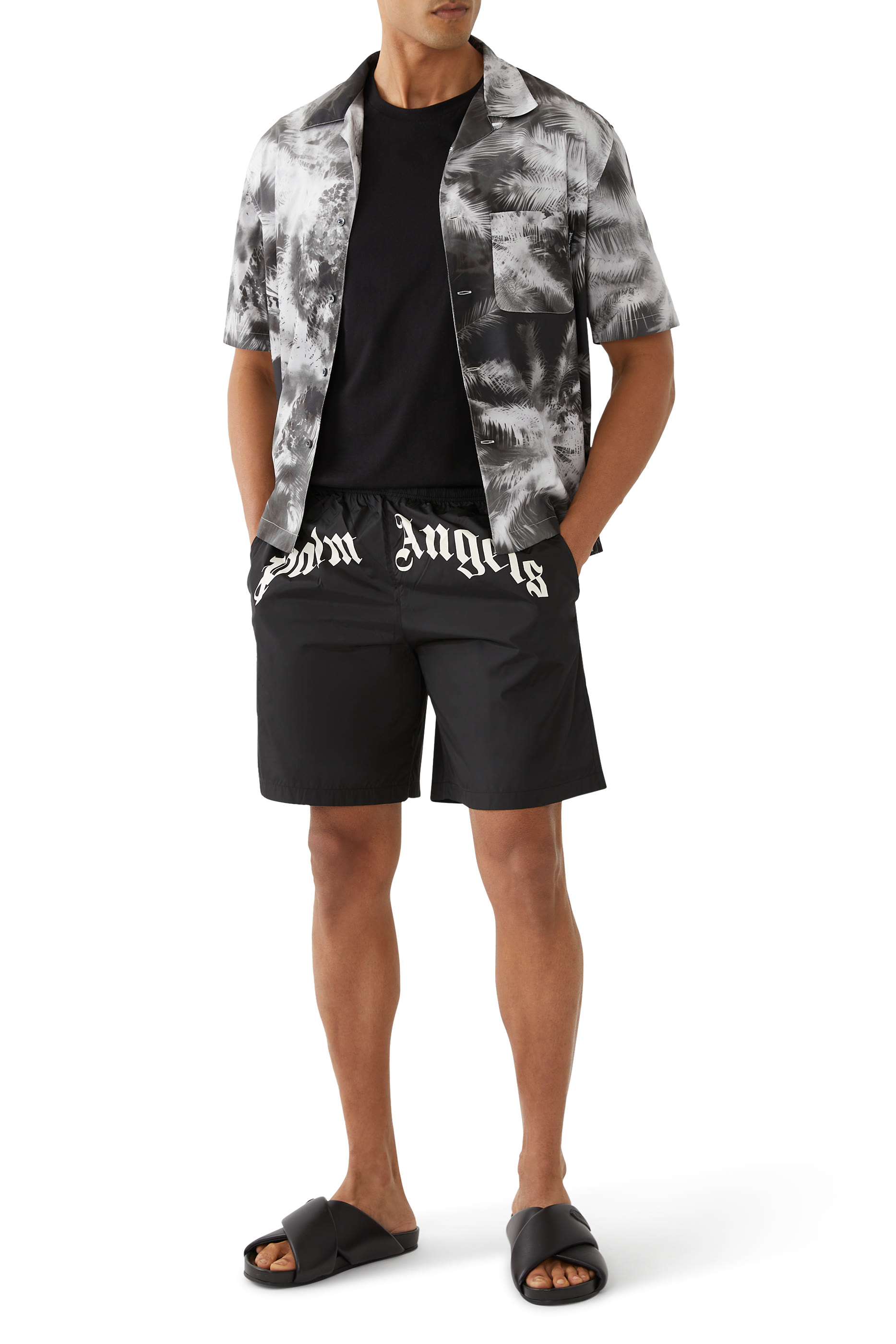 شورت سباحة بشعار الماركة بتصميم مقوس