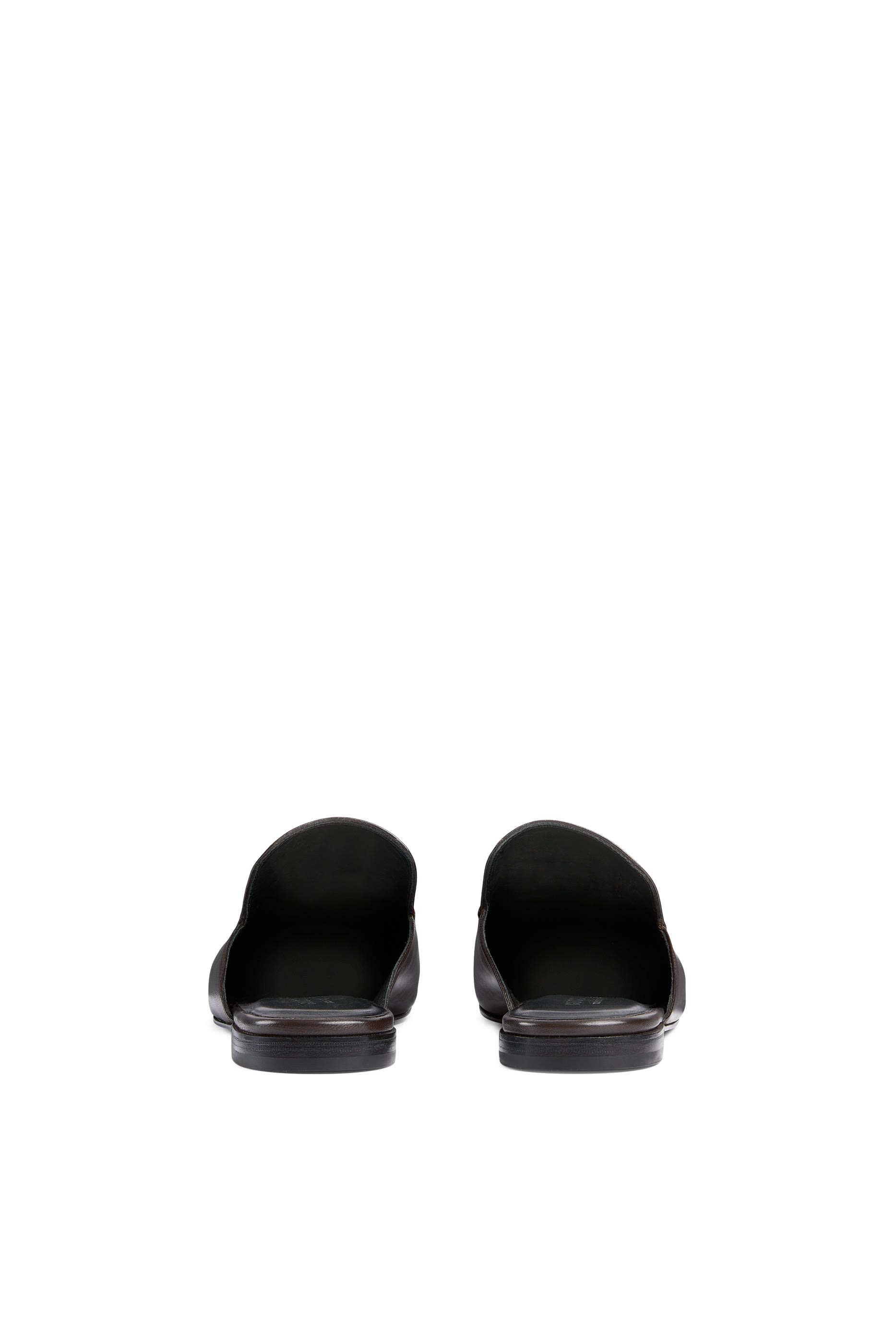 حذاء مفتوح من الخلف بحلية لجام الحصان