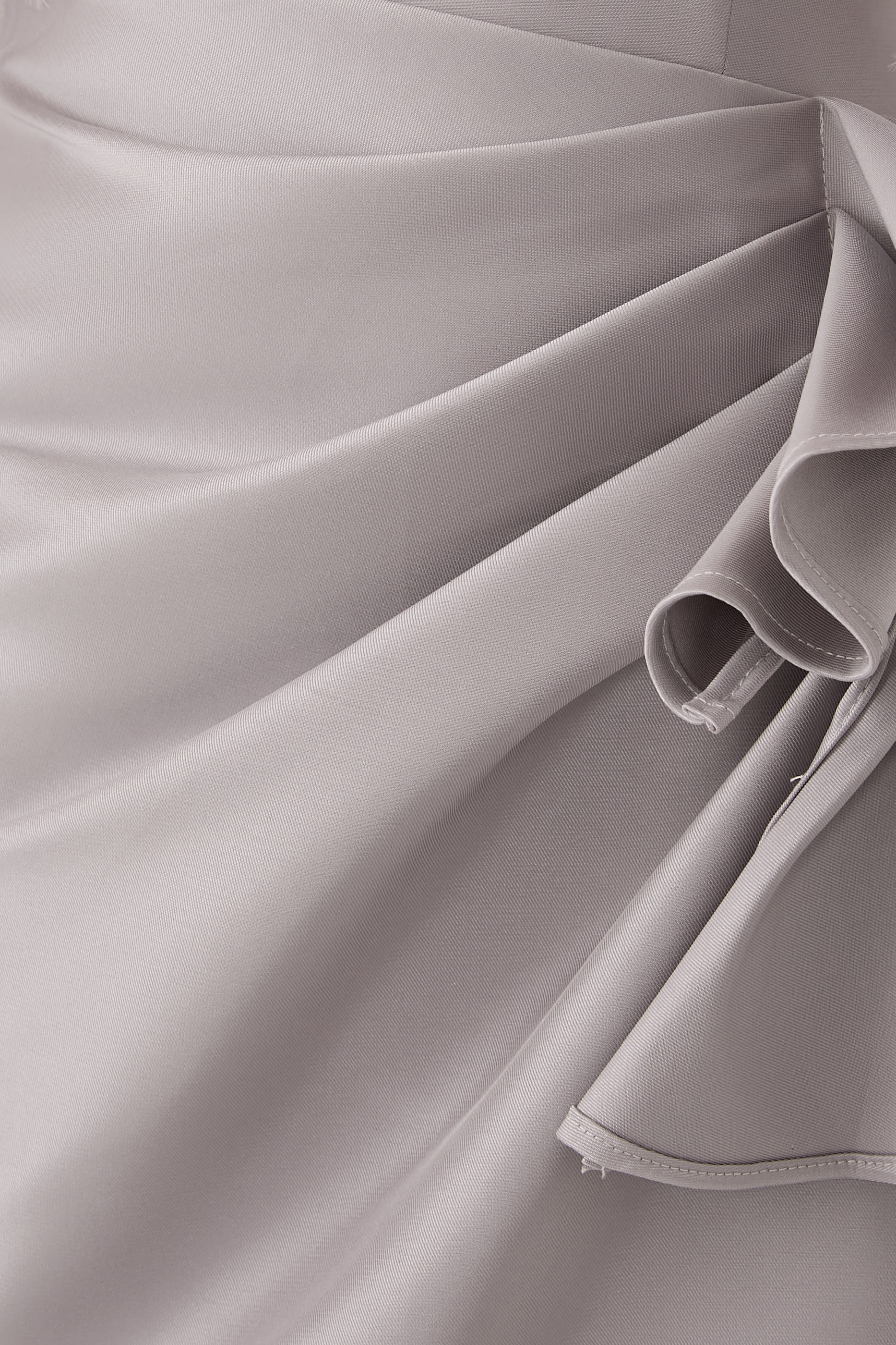 فستان بأكتاف متساقطة