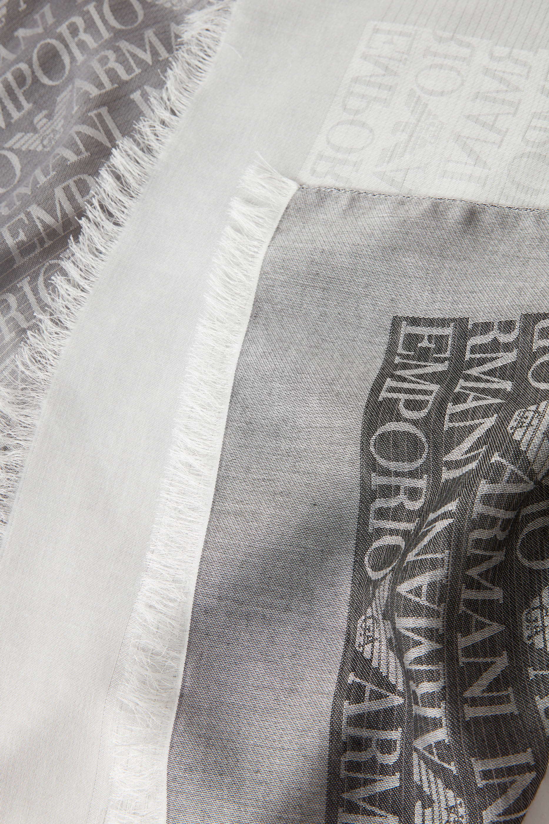 وشاح بشعار الماركة بلون متدرج