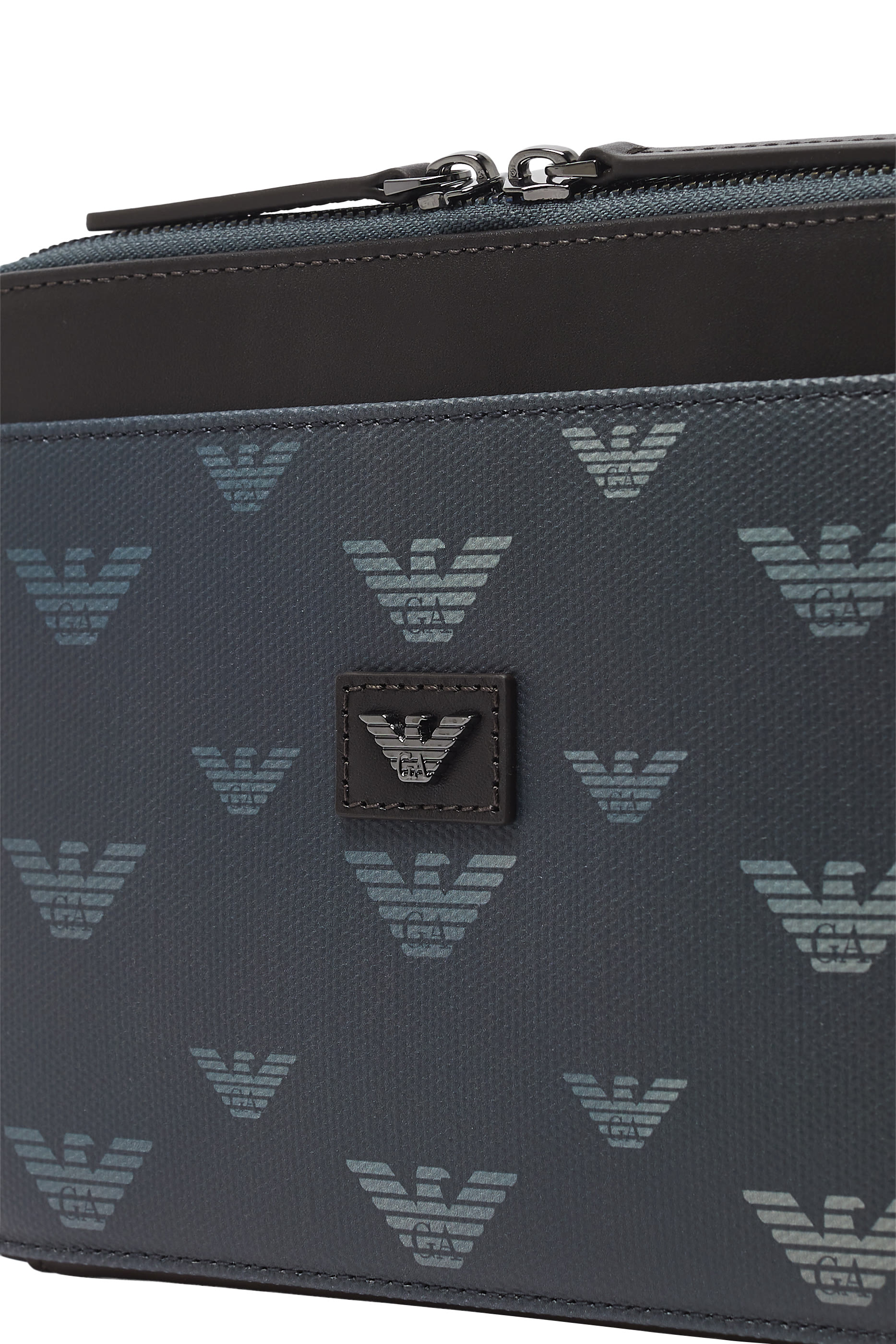 حقيبة كروس بودي مزينة كليا بشعار الماركة قماش قنب مغلف